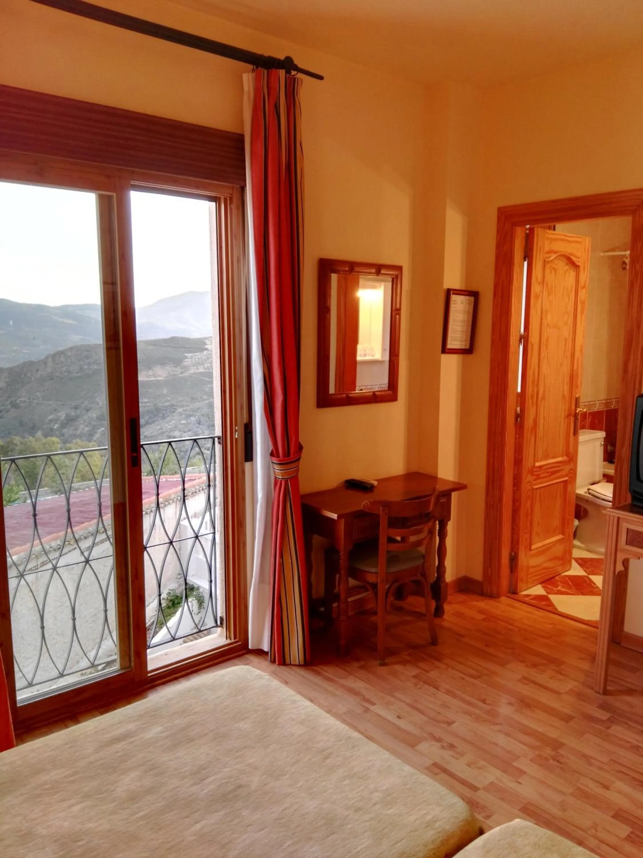 Mountain view, Bed in Castillo Lanjaron