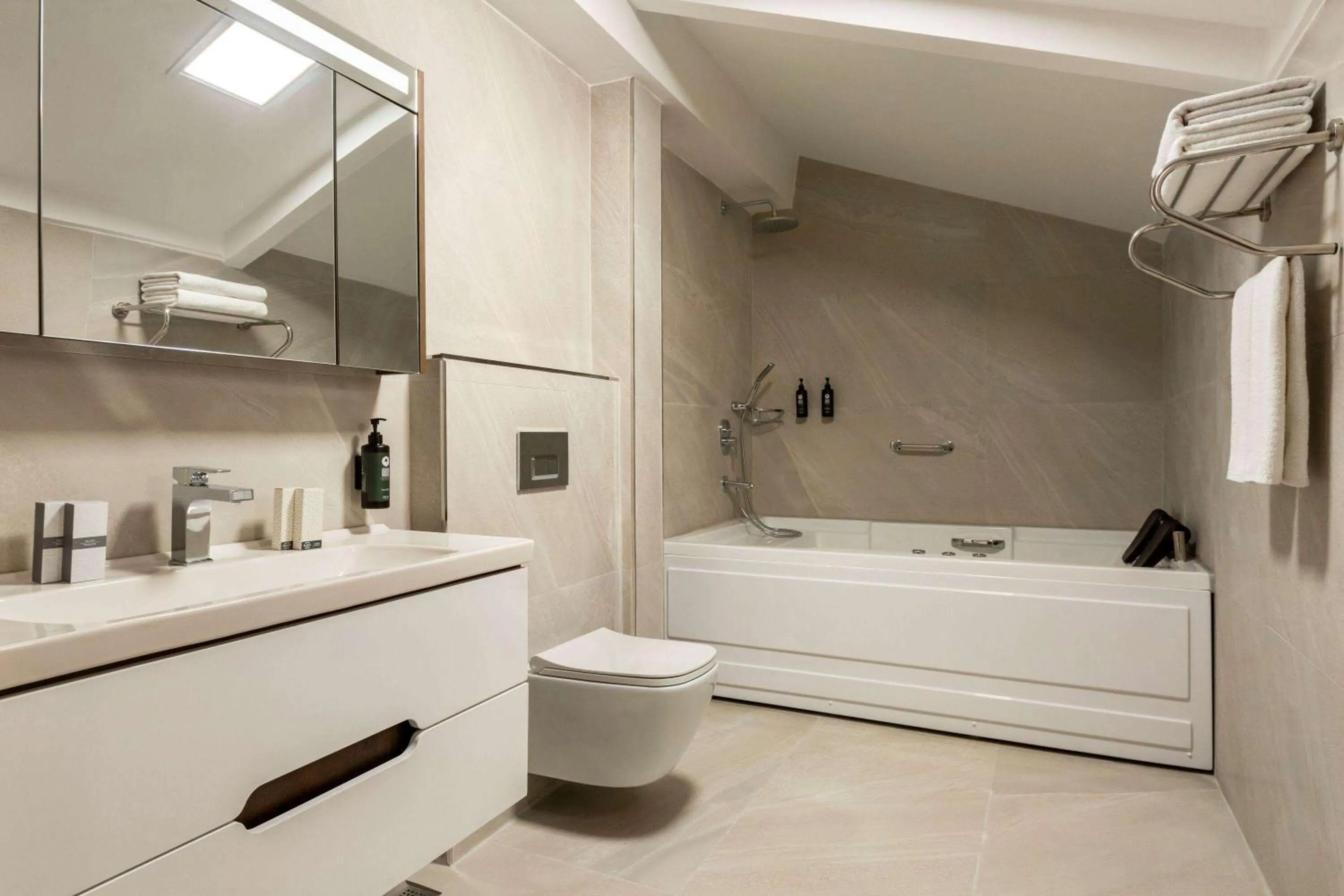 Bathroom in Trademark Collection By Wyndham Operla İstanbul Airport Hotels & Spa