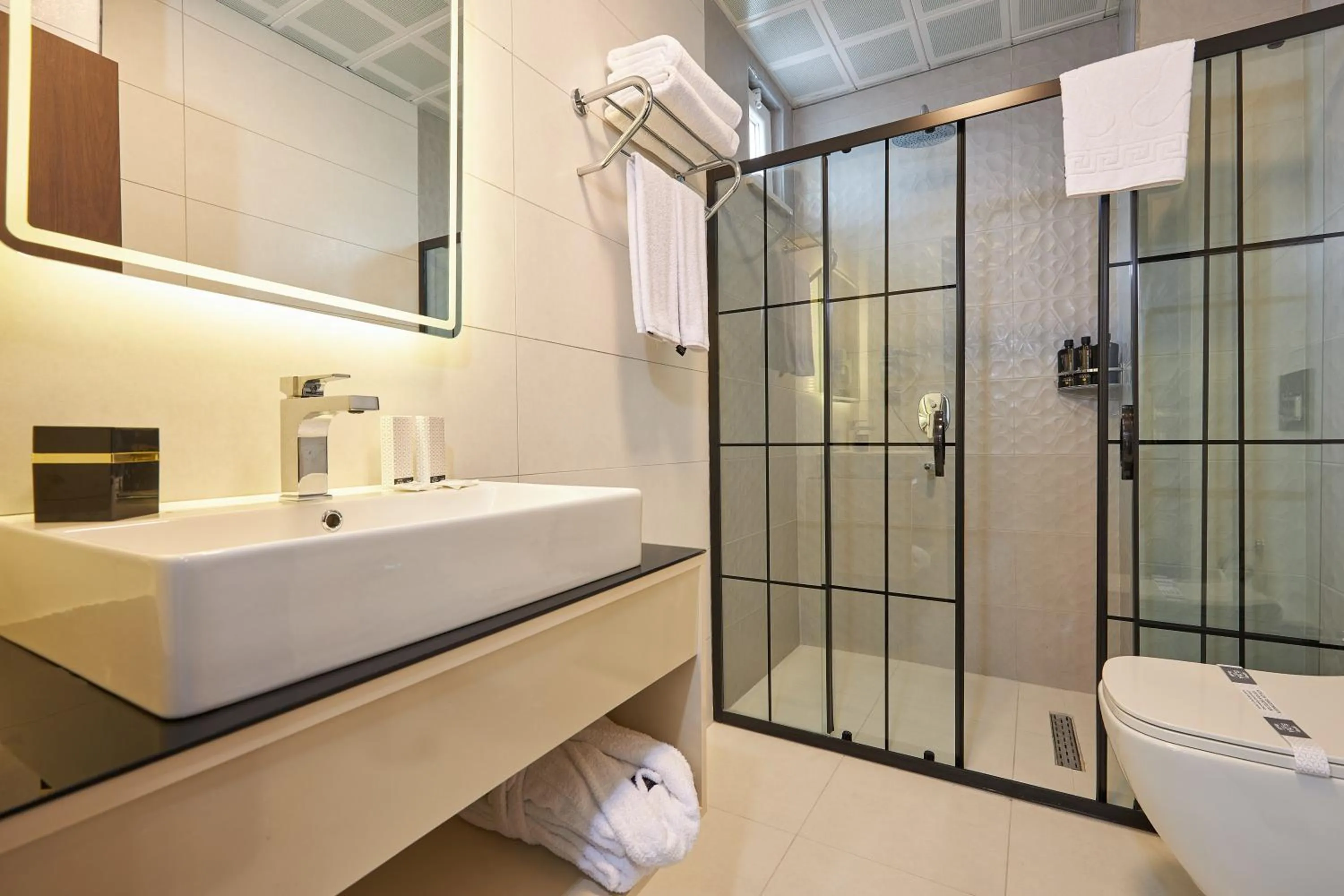 Shower in Trademark Collection By Wyndham Operla İstanbul Airport Hotels & Spa