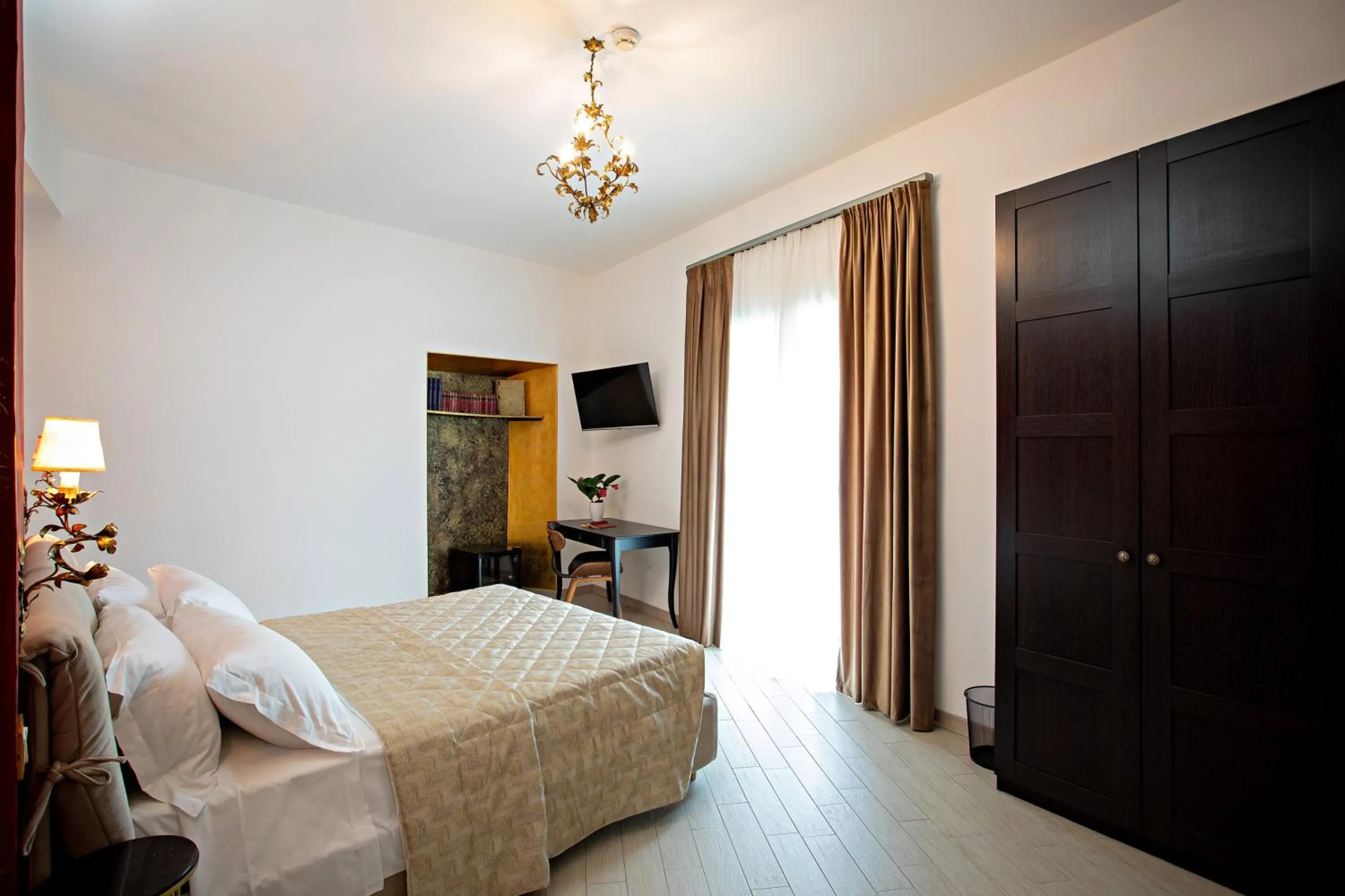 Photo of the whole room, Bed in LUDUS ROOMS