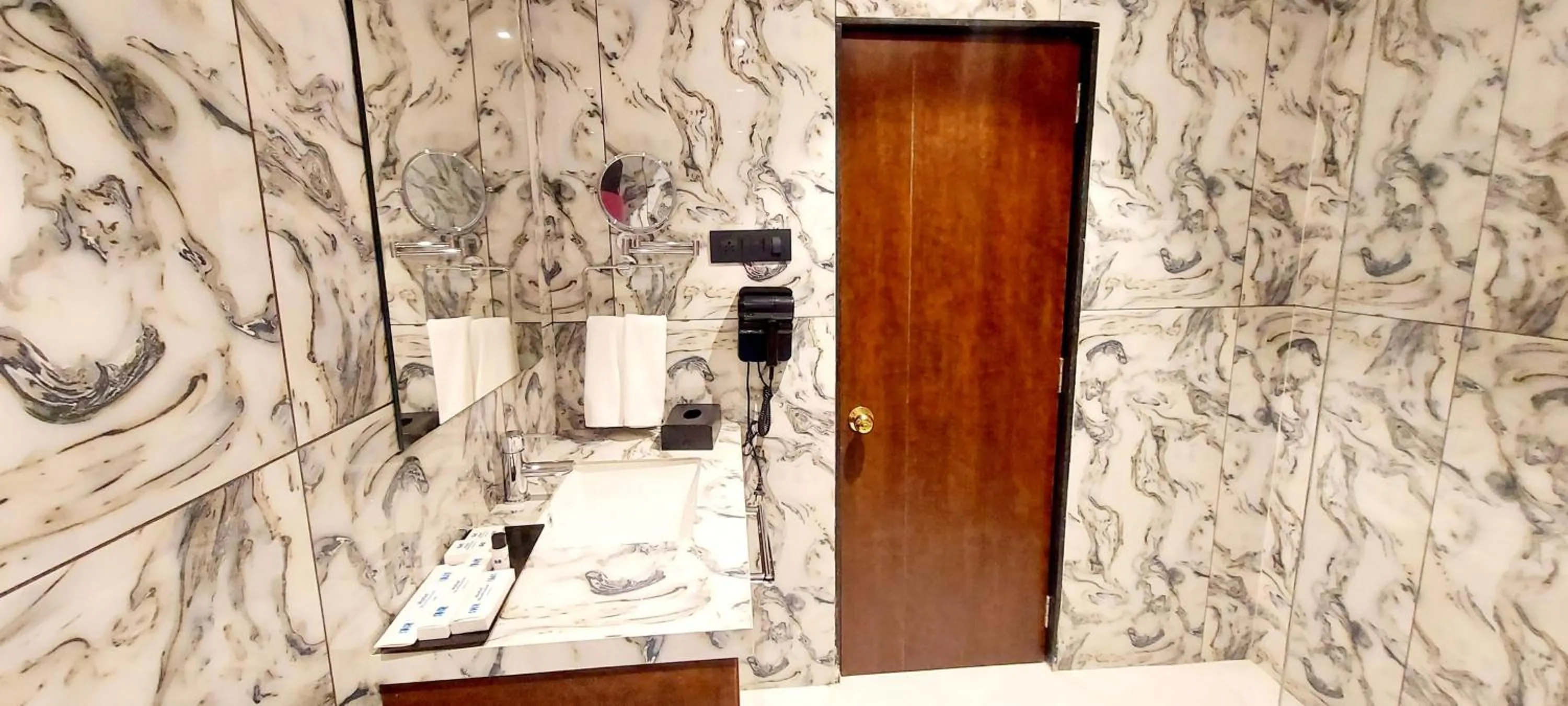 Bathroom in Hotel Madhuban