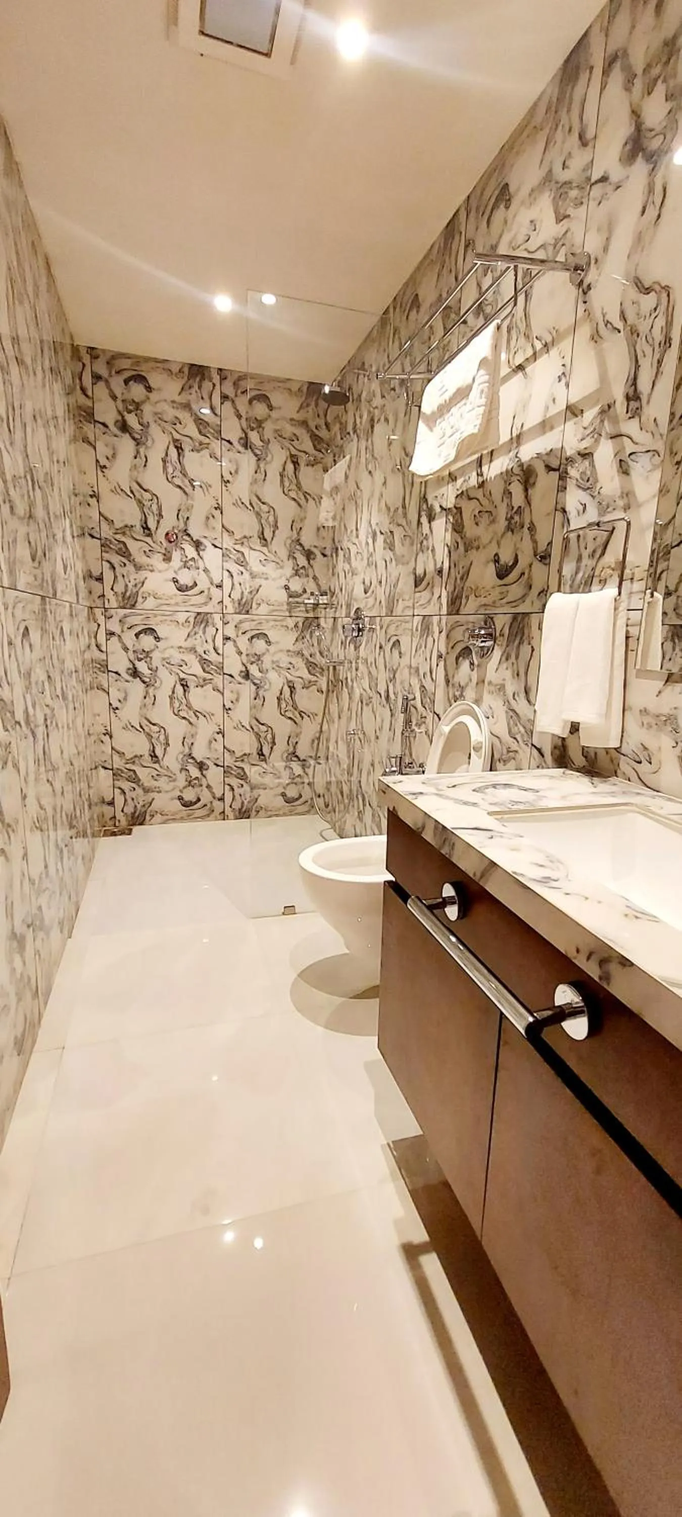 Bathroom in Hotel Madhuban