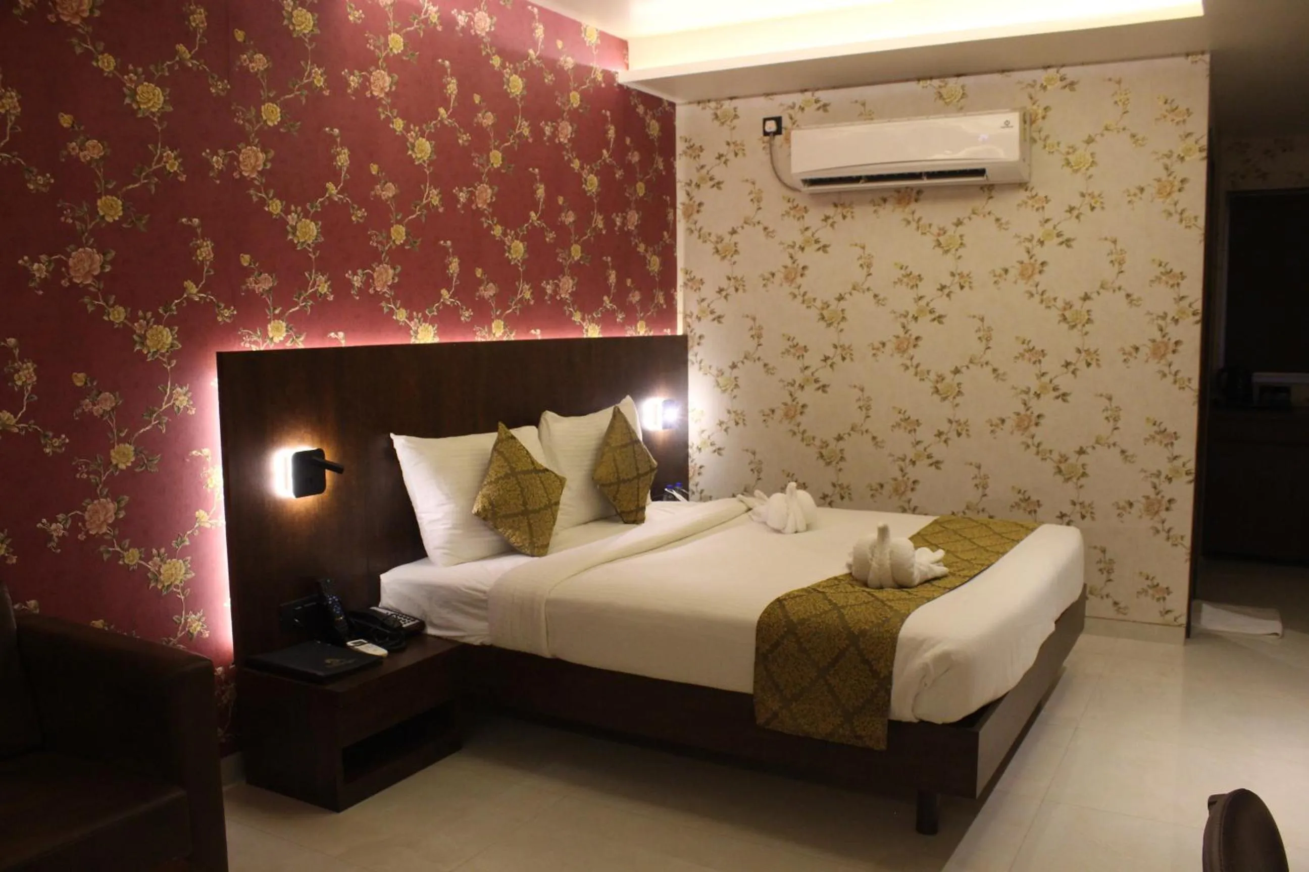 Bedroom, Bed in Hotel Madhuban