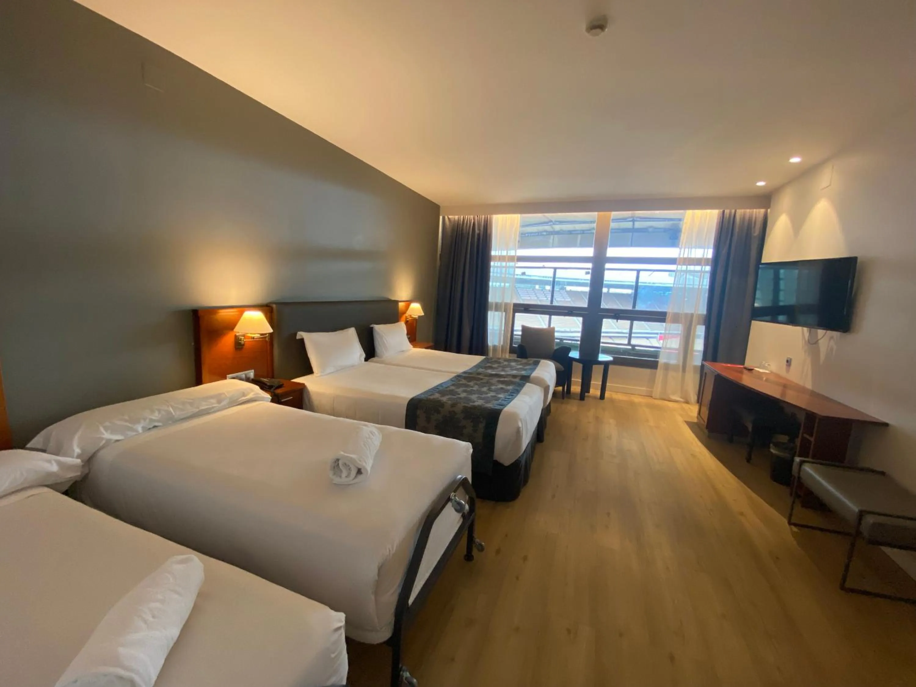 Photo of the whole room, Bed in Exe Isla Cartuja