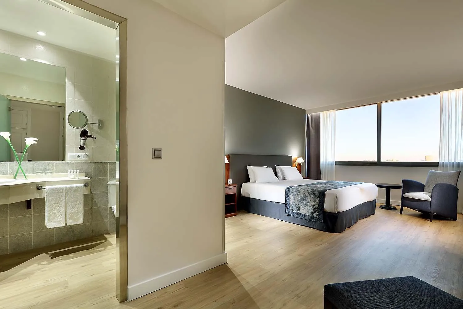 Photo of the whole room, Bed in Exe Isla Cartuja