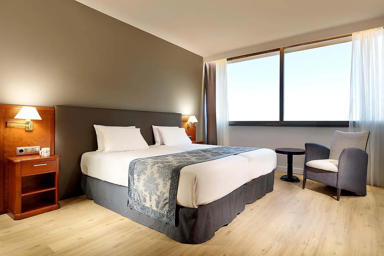 Photo of the whole room, Bed in Exe Isla Cartuja