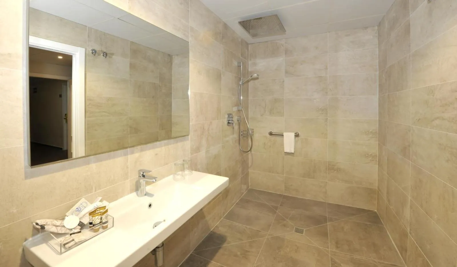 Bathroom in Hotel Salobreña Suites