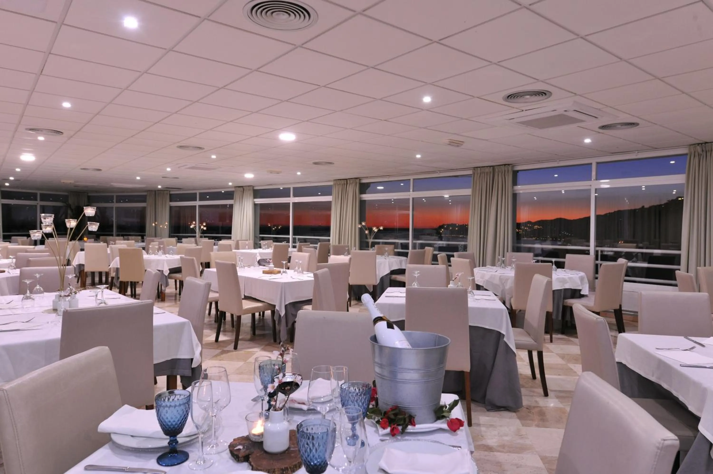 Restaurant/places to eat in Hotel Salobreña Suites