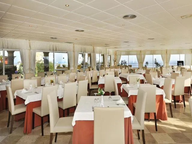 Restaurant/places to eat in Hotel Salobreña Suites