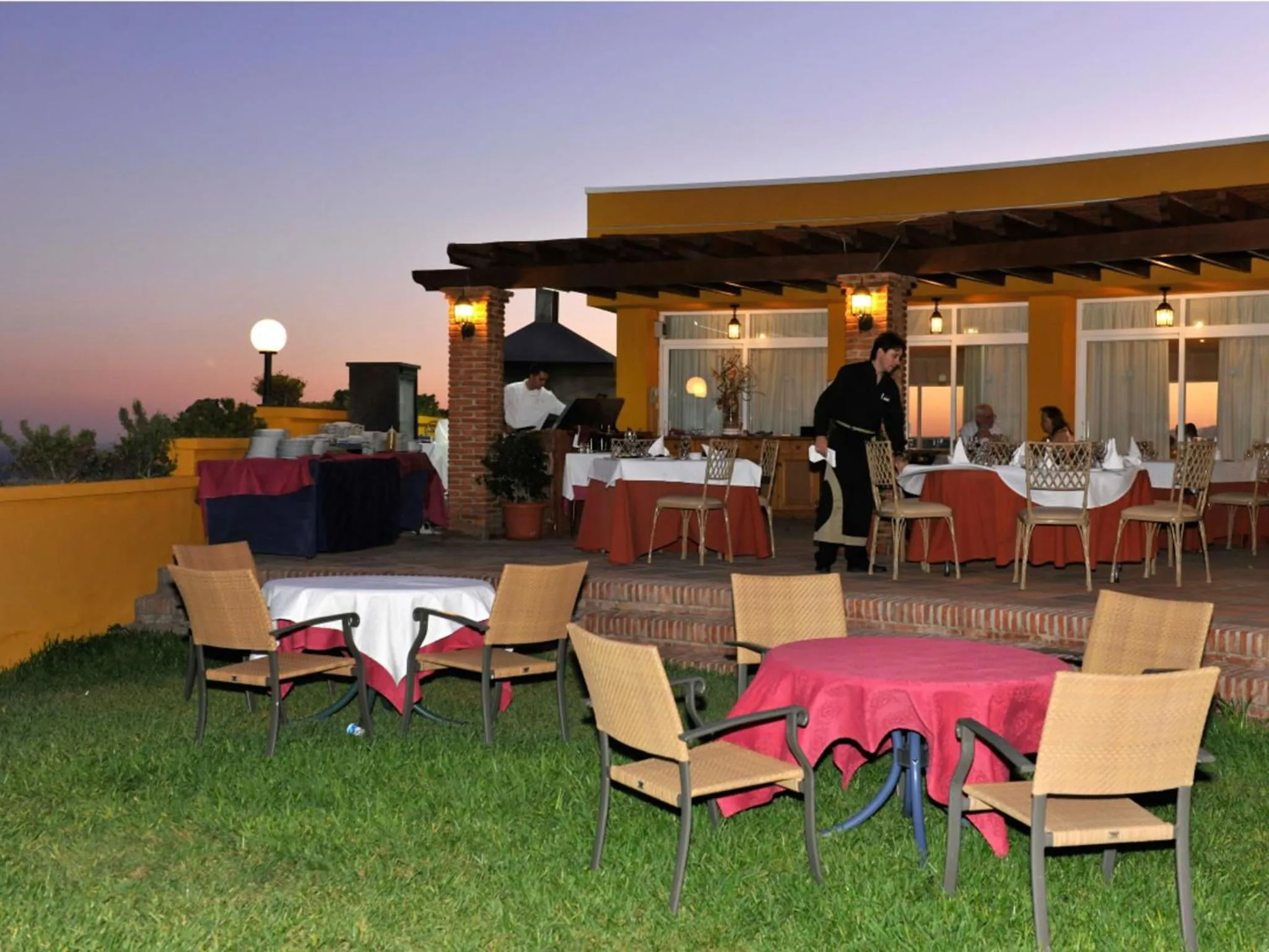 Restaurant/places to eat in Hotel Salobreña Suites