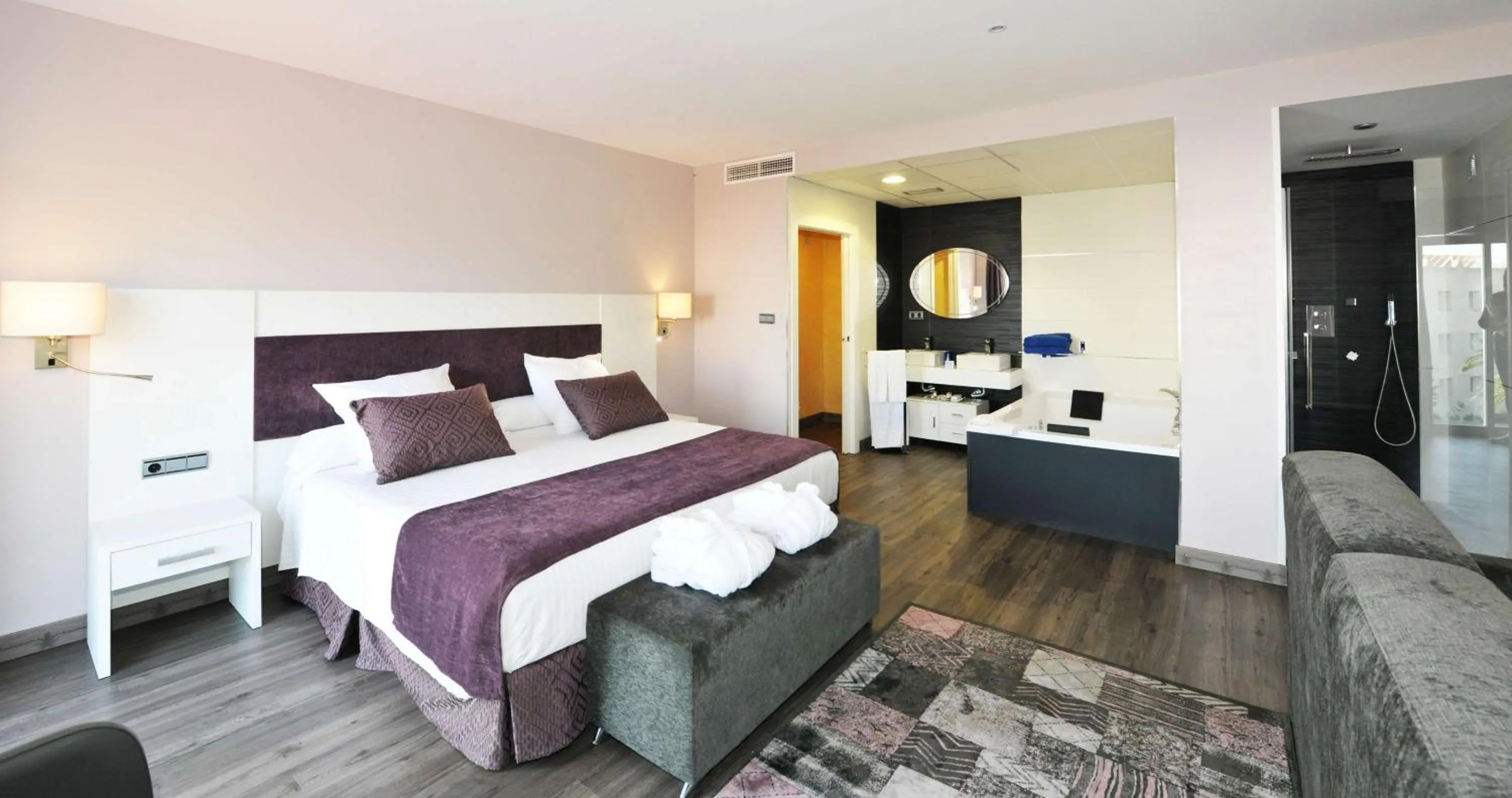 Photo of the whole room, Bed in Hotel Salobreña Suites