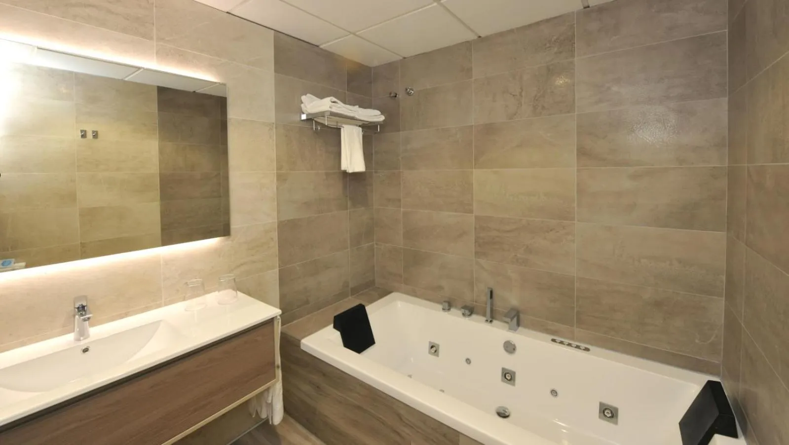 Bathroom in Hotel Salobreña Suites