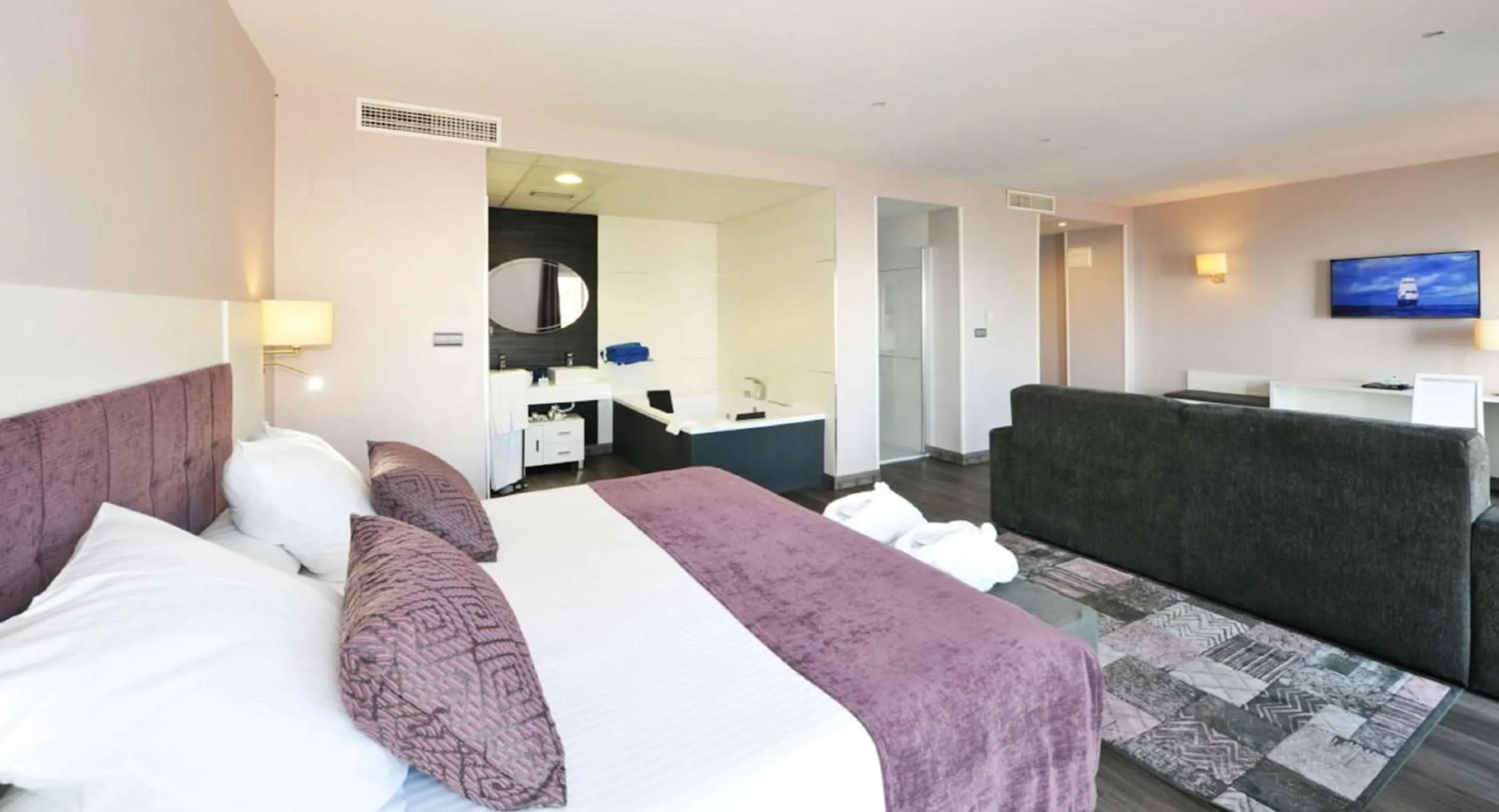 Photo of the whole room, Bed in Hotel Salobreña Suites