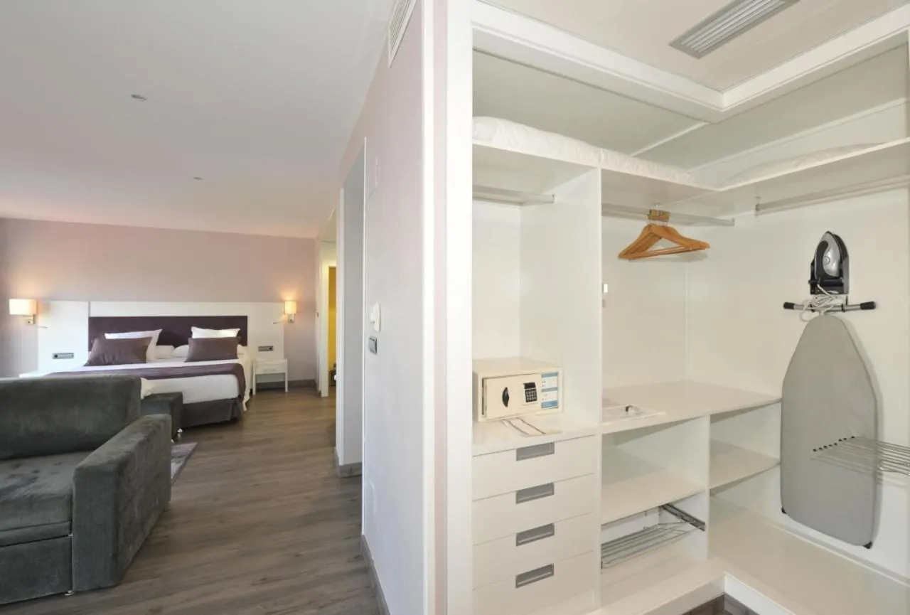 Seating area, Bed in Hotel Salobreña Suites