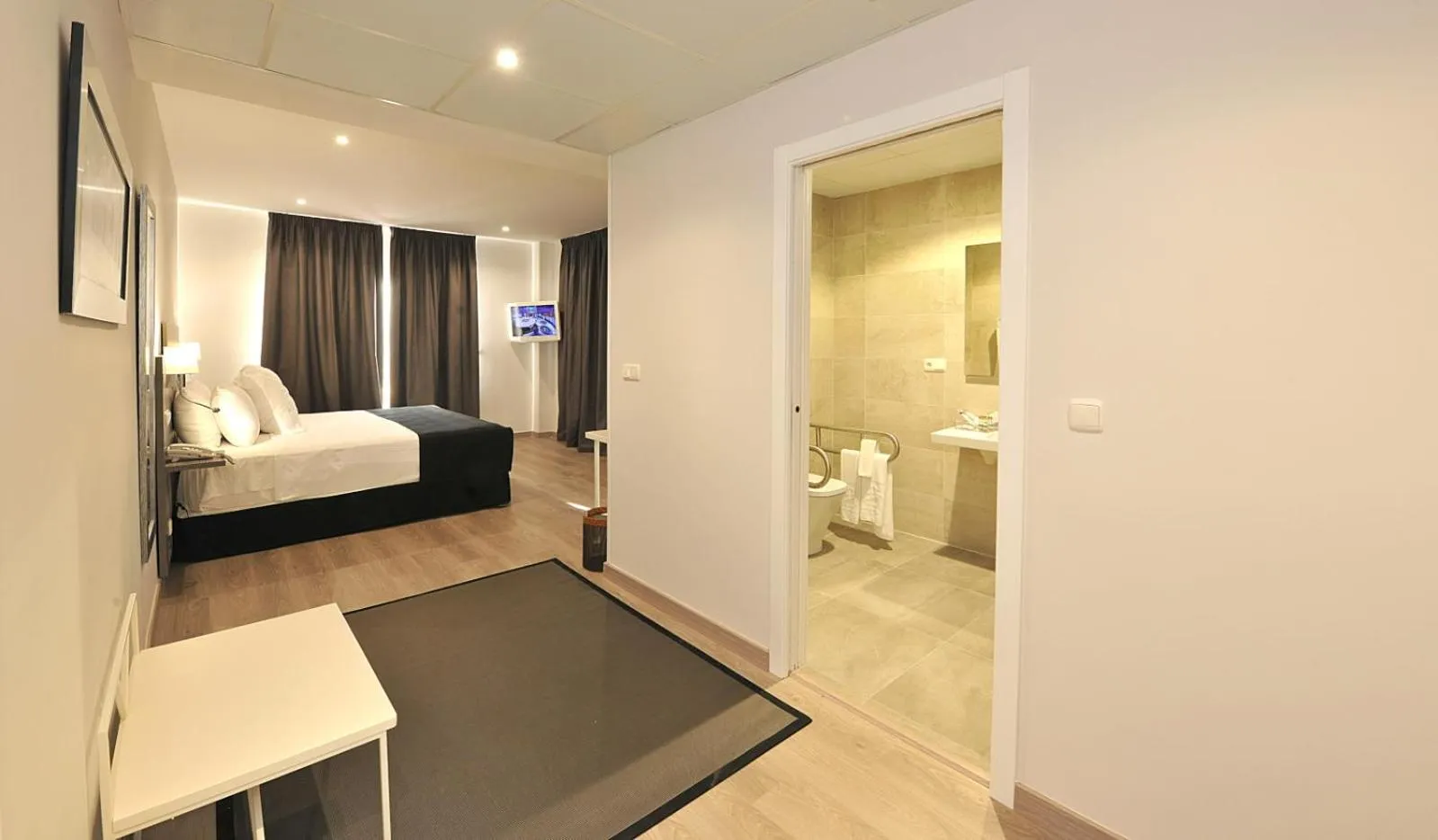 Bathroom, Bed in Hotel Salobreña Suites