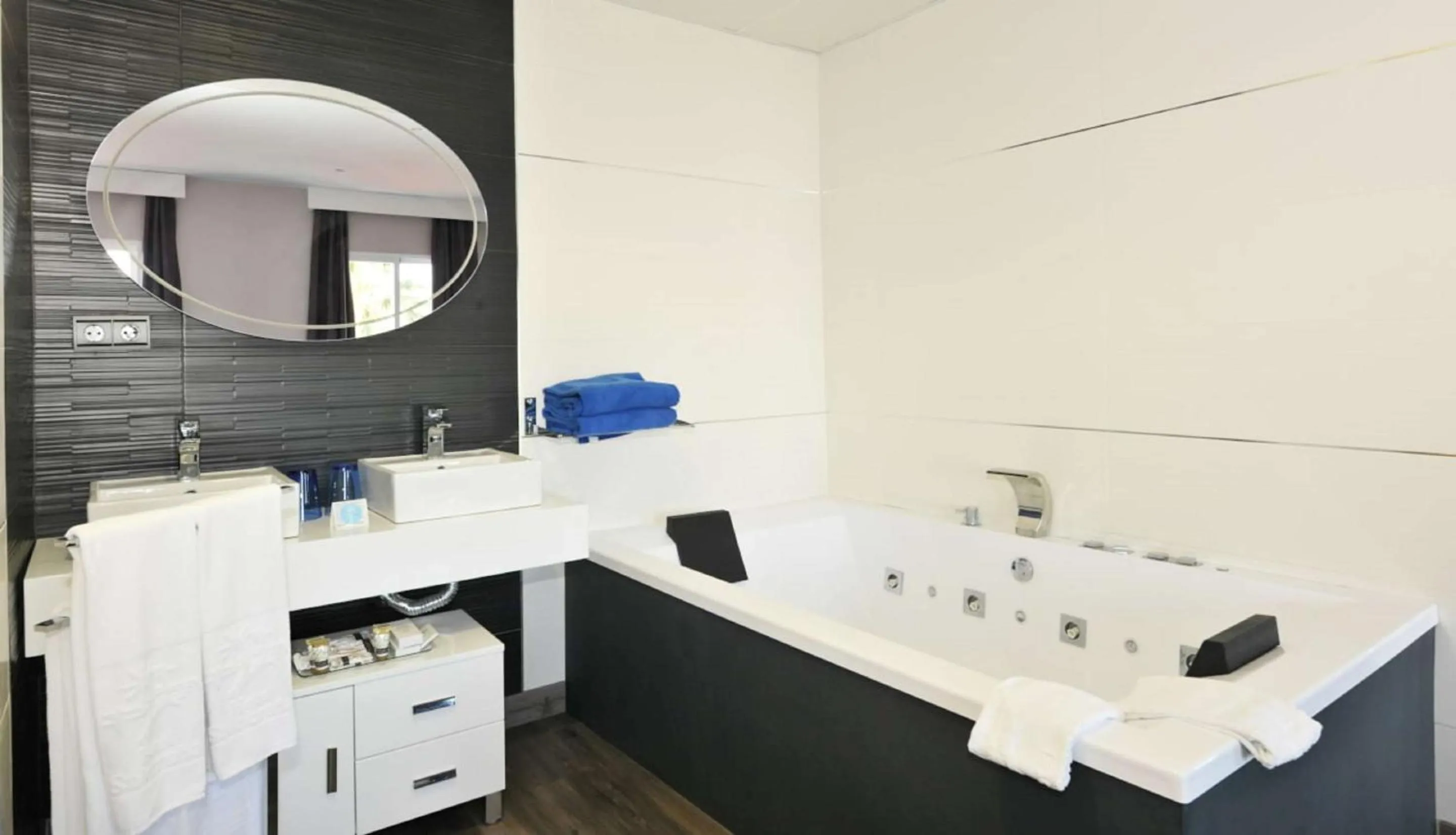 Photo of the whole room in Hotel Salobreña Suites