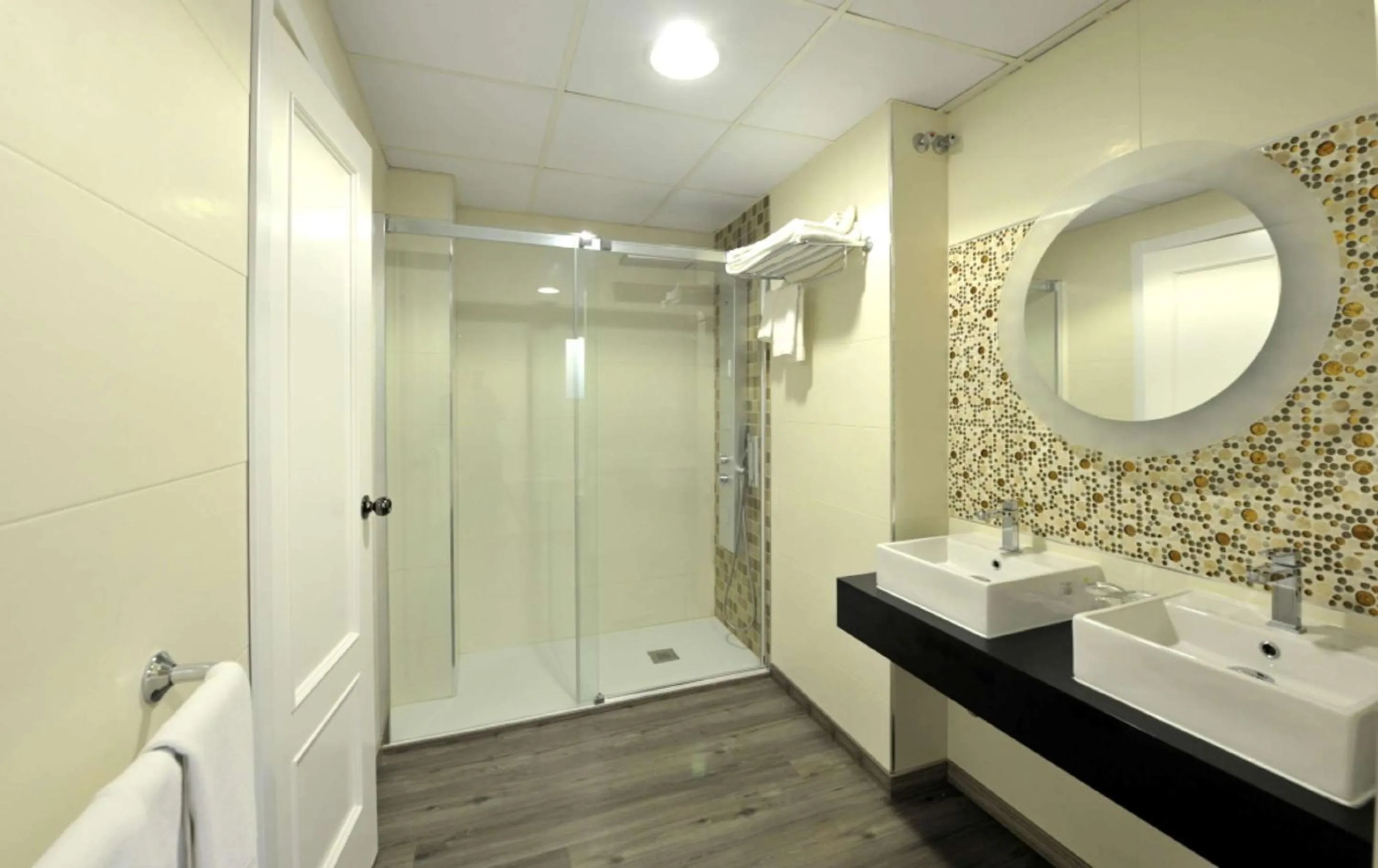 Photo of the whole room in Hotel Salobreña Suites