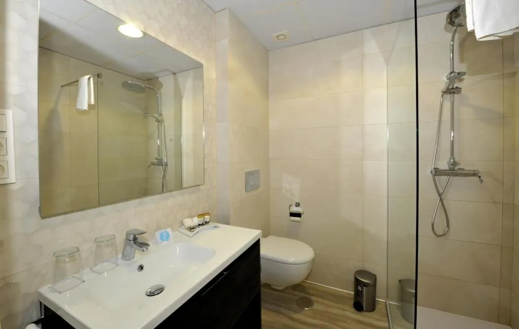 Bathroom in Hotel Salobreña Suites