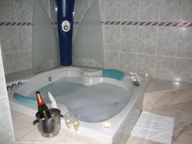 Bathroom in Hotel Salobreña Suites