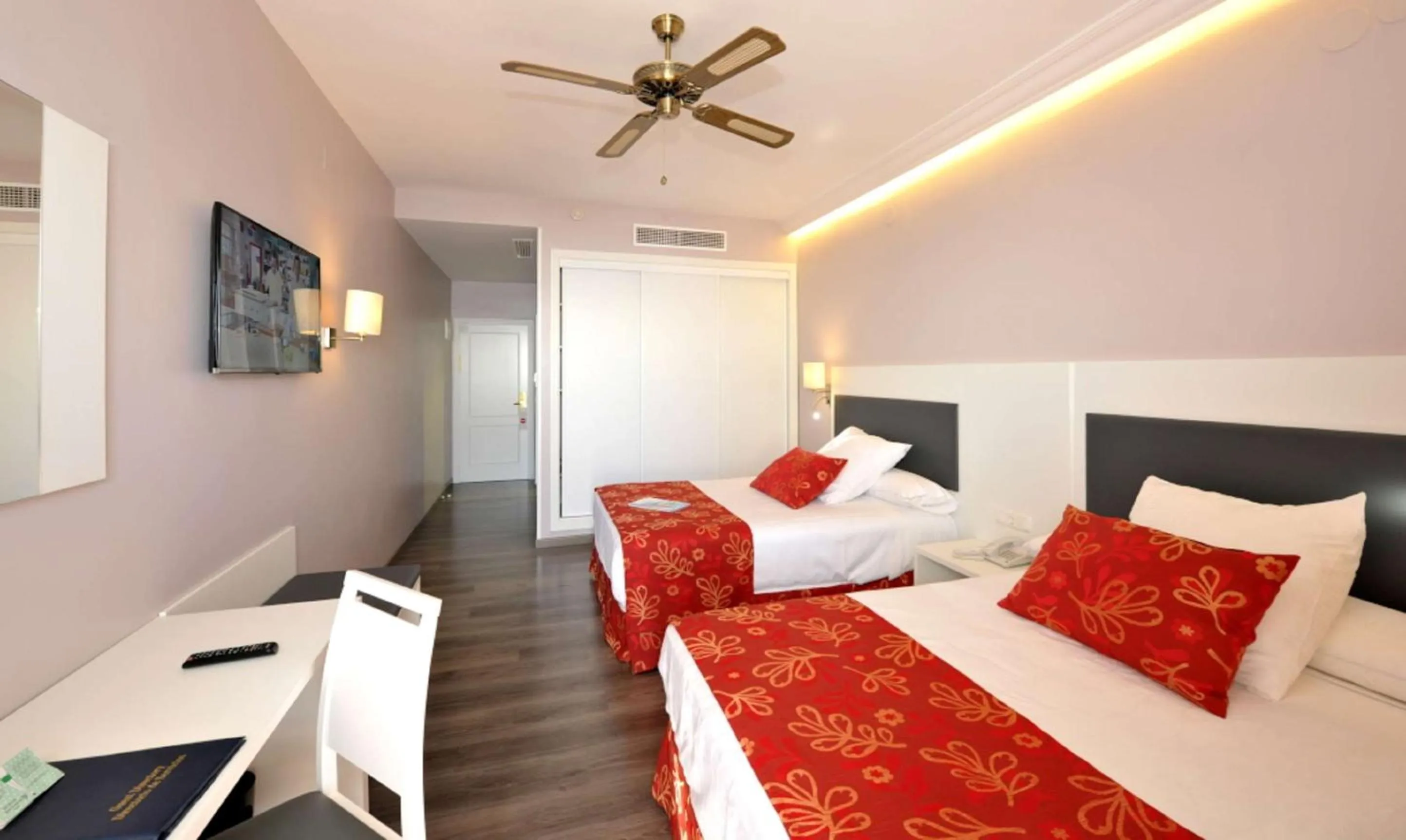 Photo of the whole room, Bed in Hotel Salobreña Suites