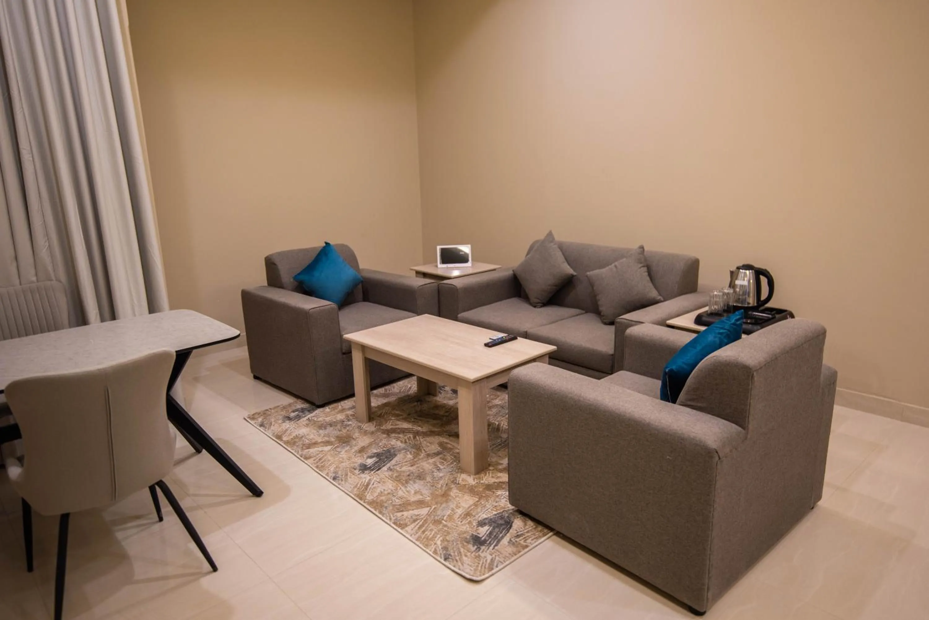 Living room in Granada Palace Inn