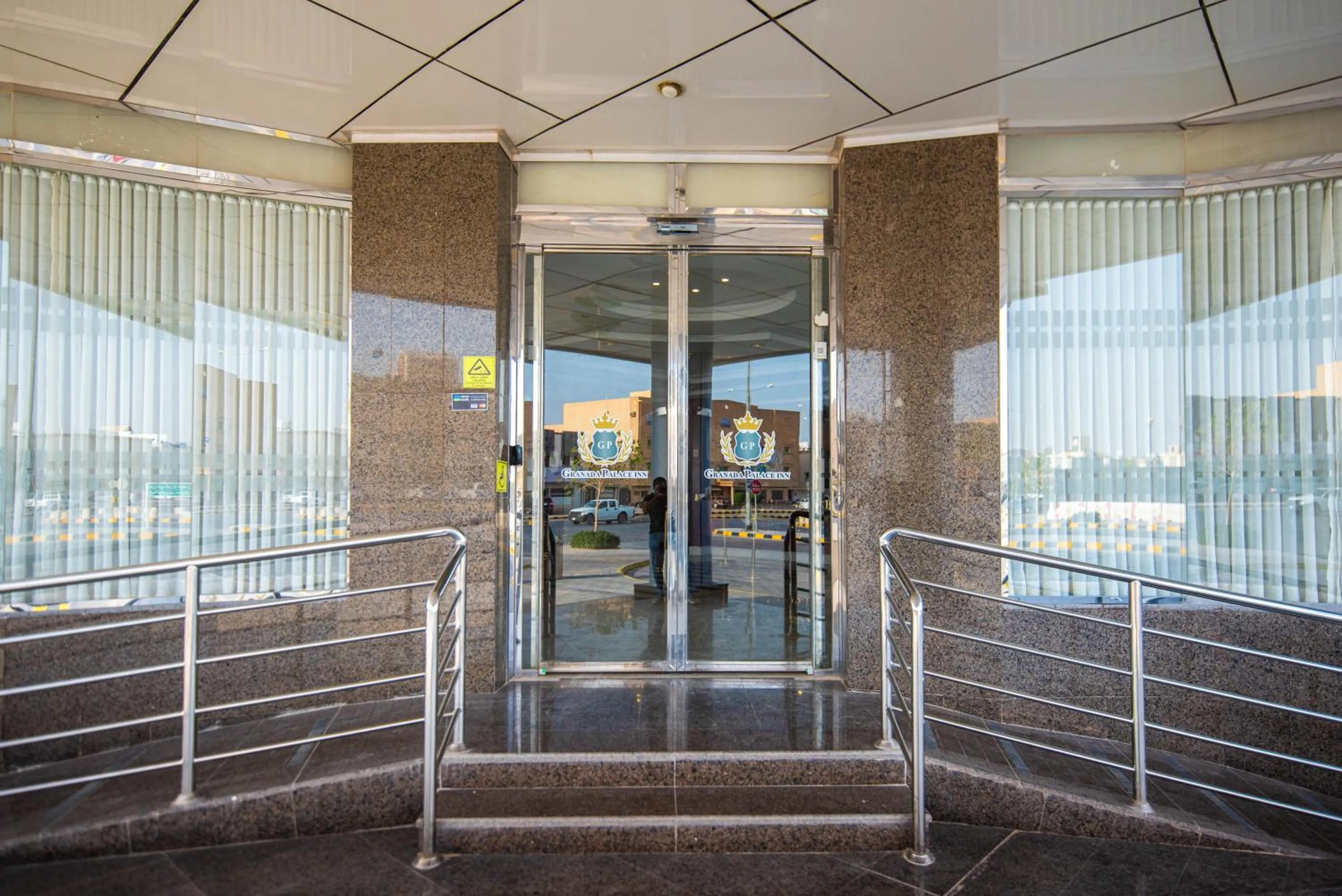 Facade/entrance in Granada Palace Inn
