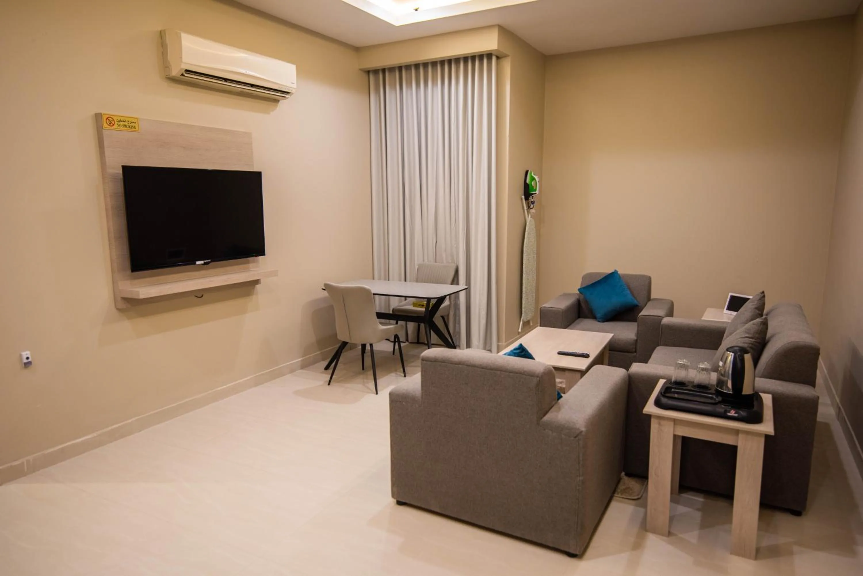 Living room in Granada Palace Inn