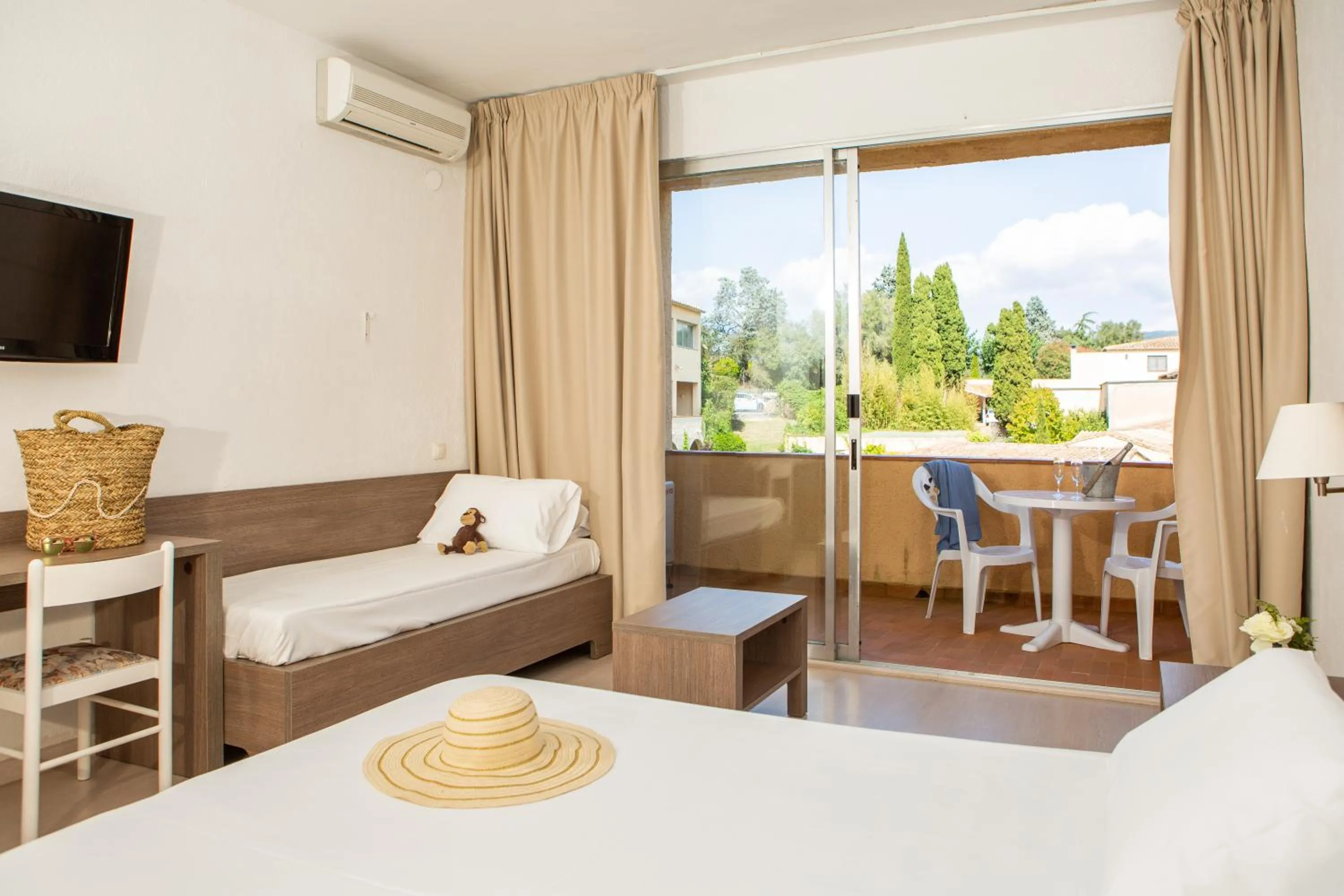 Photo of the whole room, Bed in RVHotels Golf Costa Brava