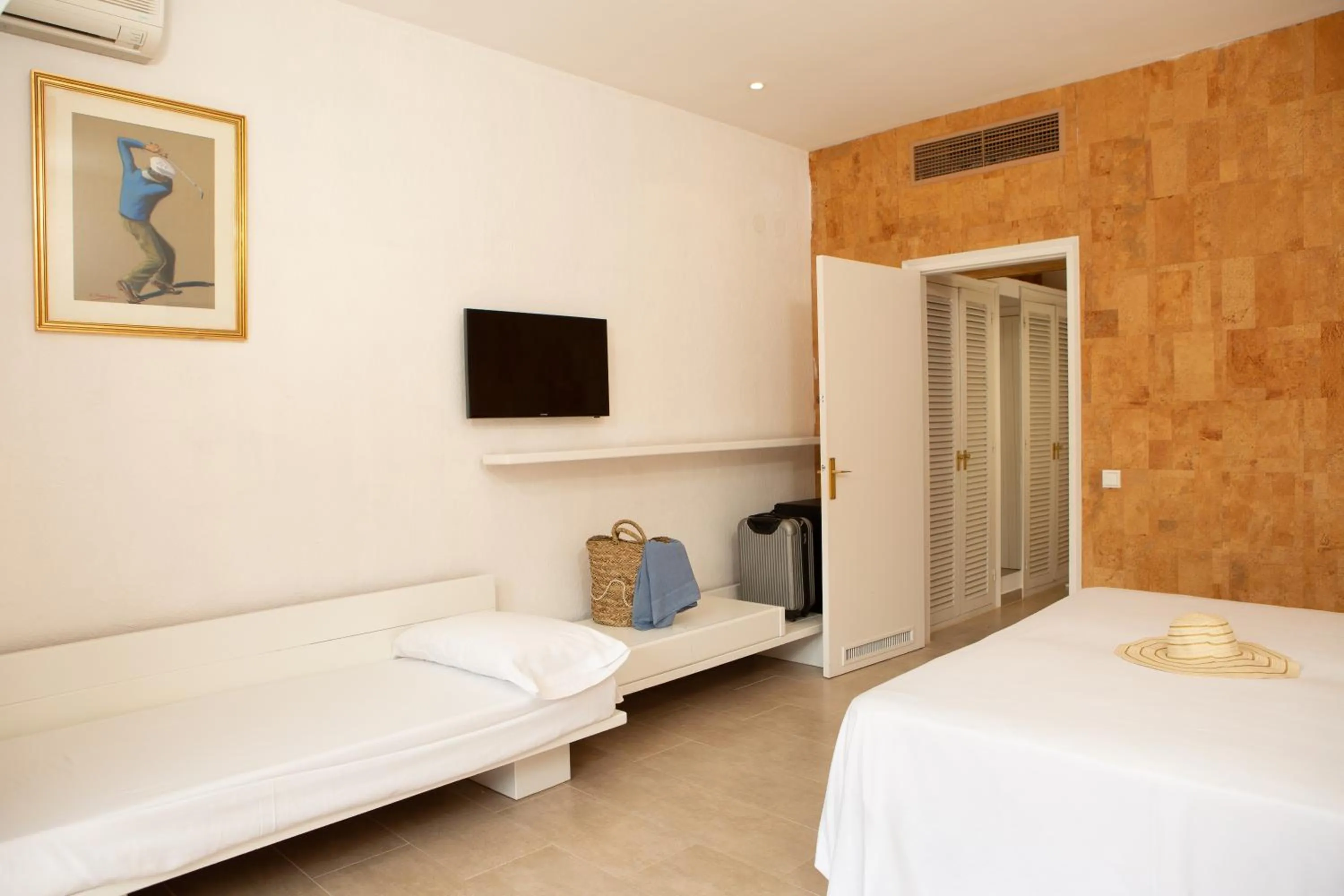 Photo of the whole room, Bed in RVHotels Golf Costa Brava