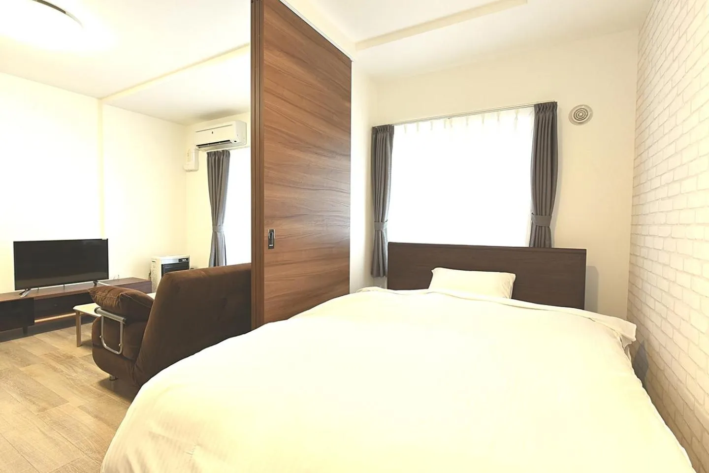 Bed in GLASS Yamahana EAST