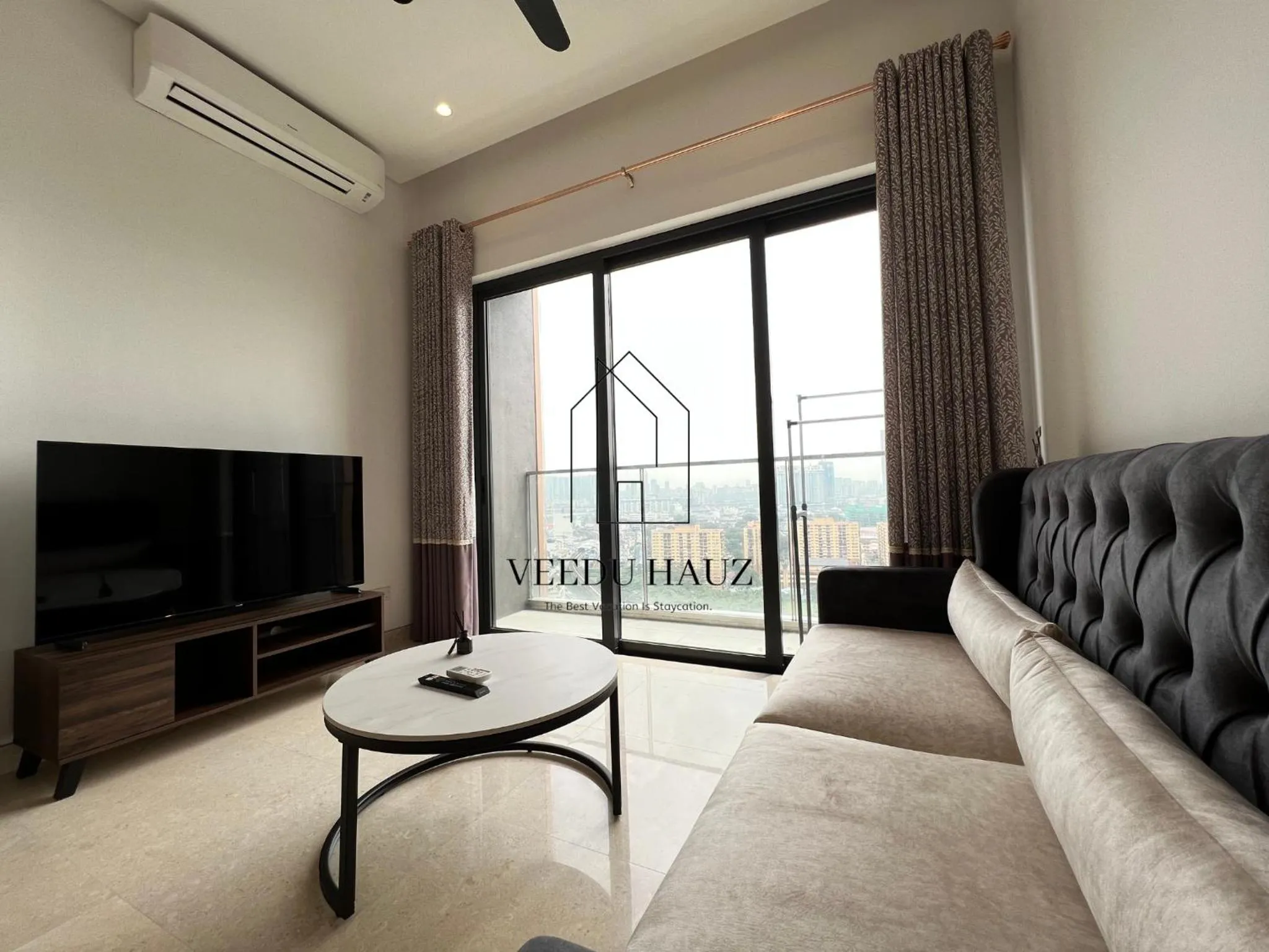 Communal lounge/ TV room in Lucentia Residences BBCC at Lalaport Kuala Lumpur by Veedu Hauz