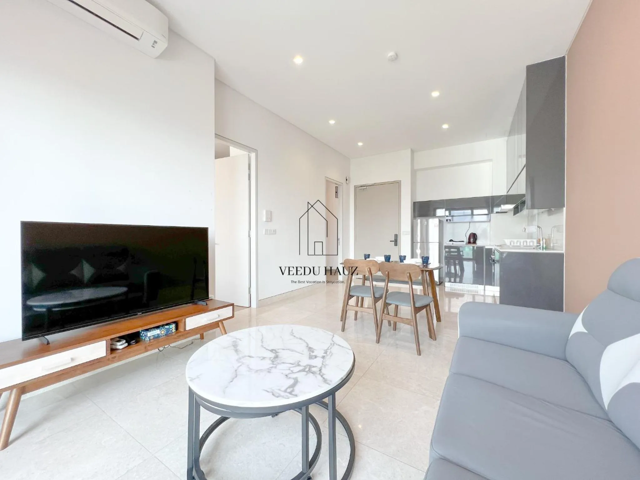 Communal lounge/ TV room in Lucentia Residences BBCC at Lalaport Kuala Lumpur by Veedu Hauz