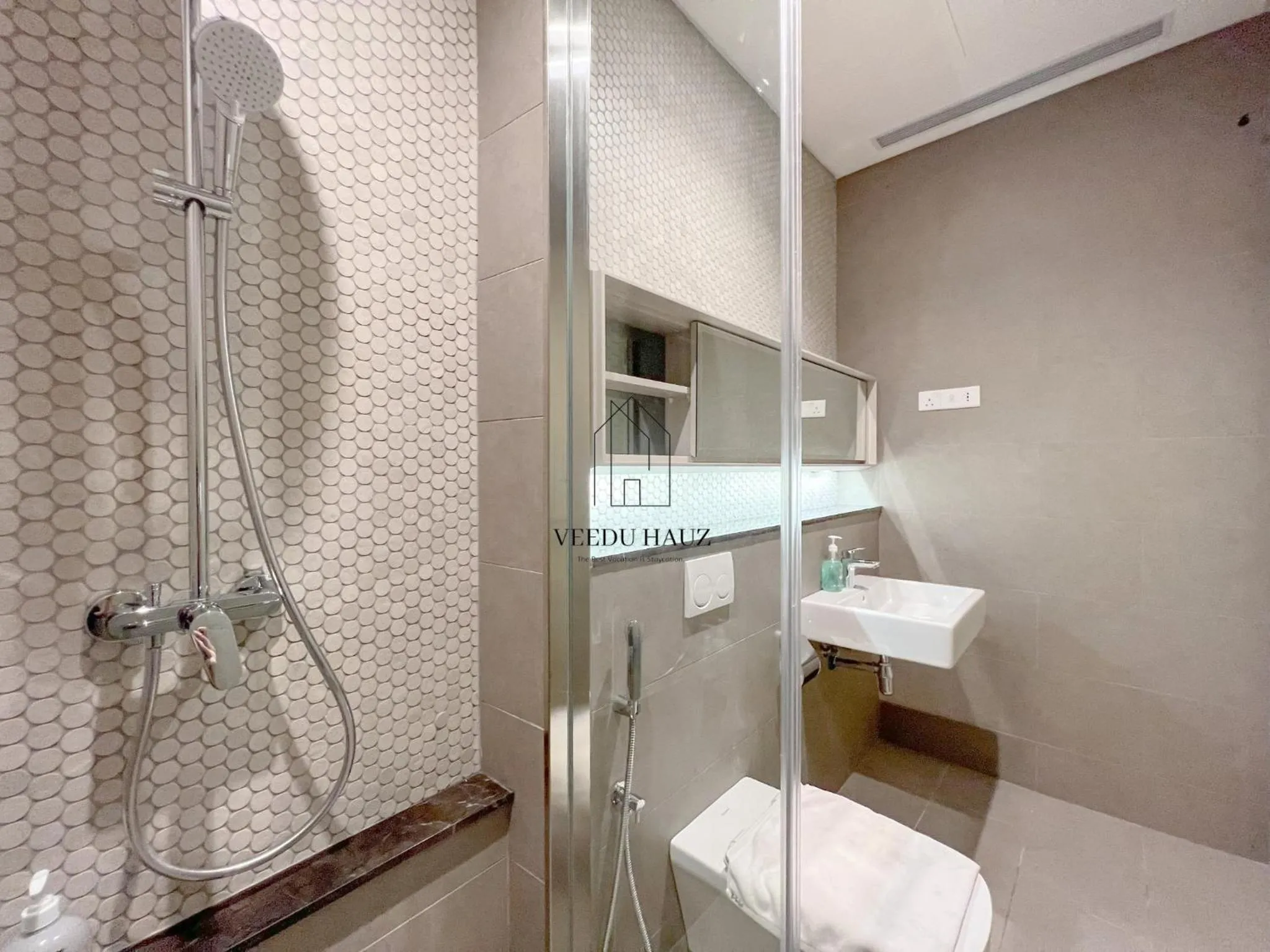 Bathroom in Lucentia Residences BBCC at Lalaport Kuala Lumpur by Veedu Hauz