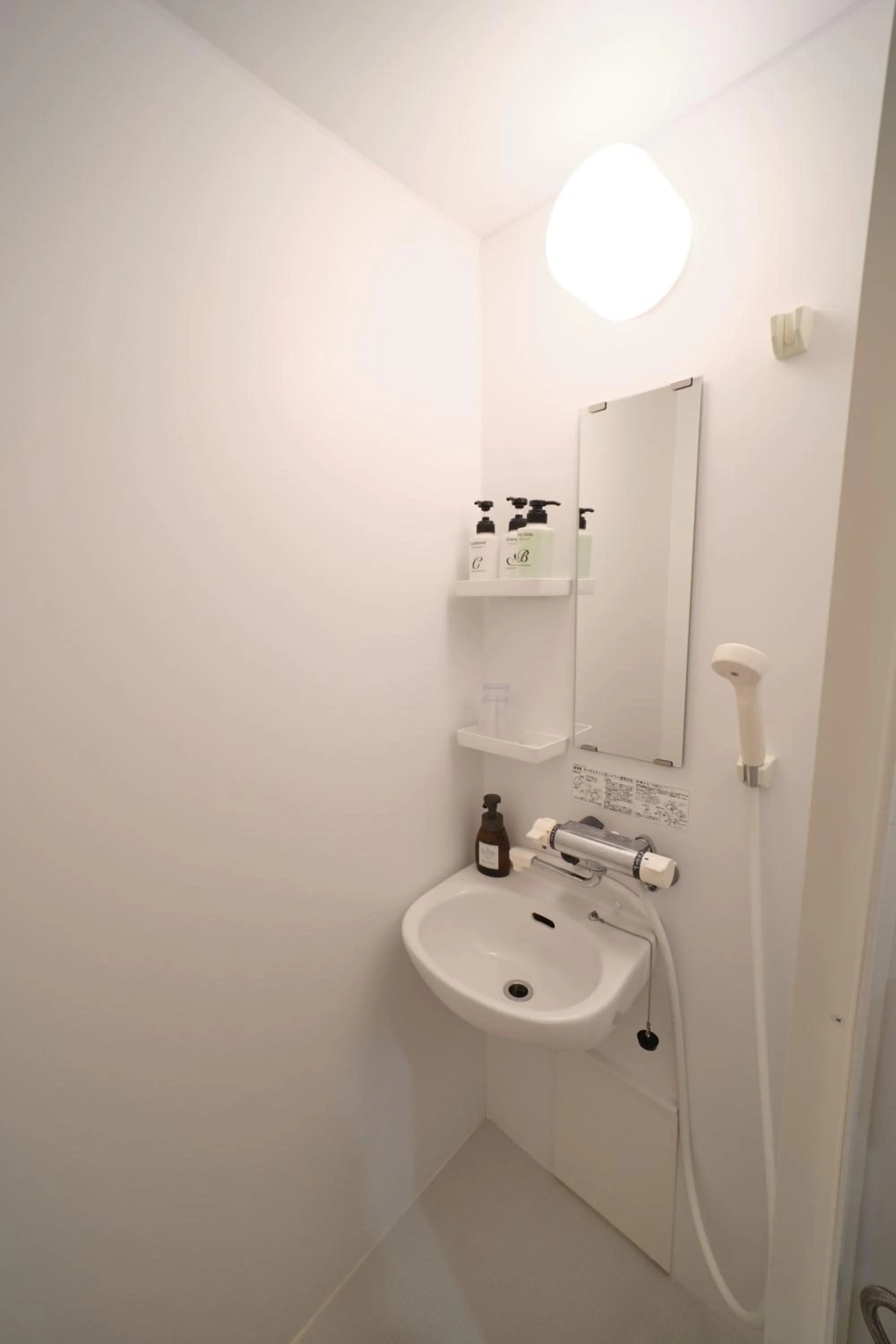 Shower in Ano Hotel Asakusa