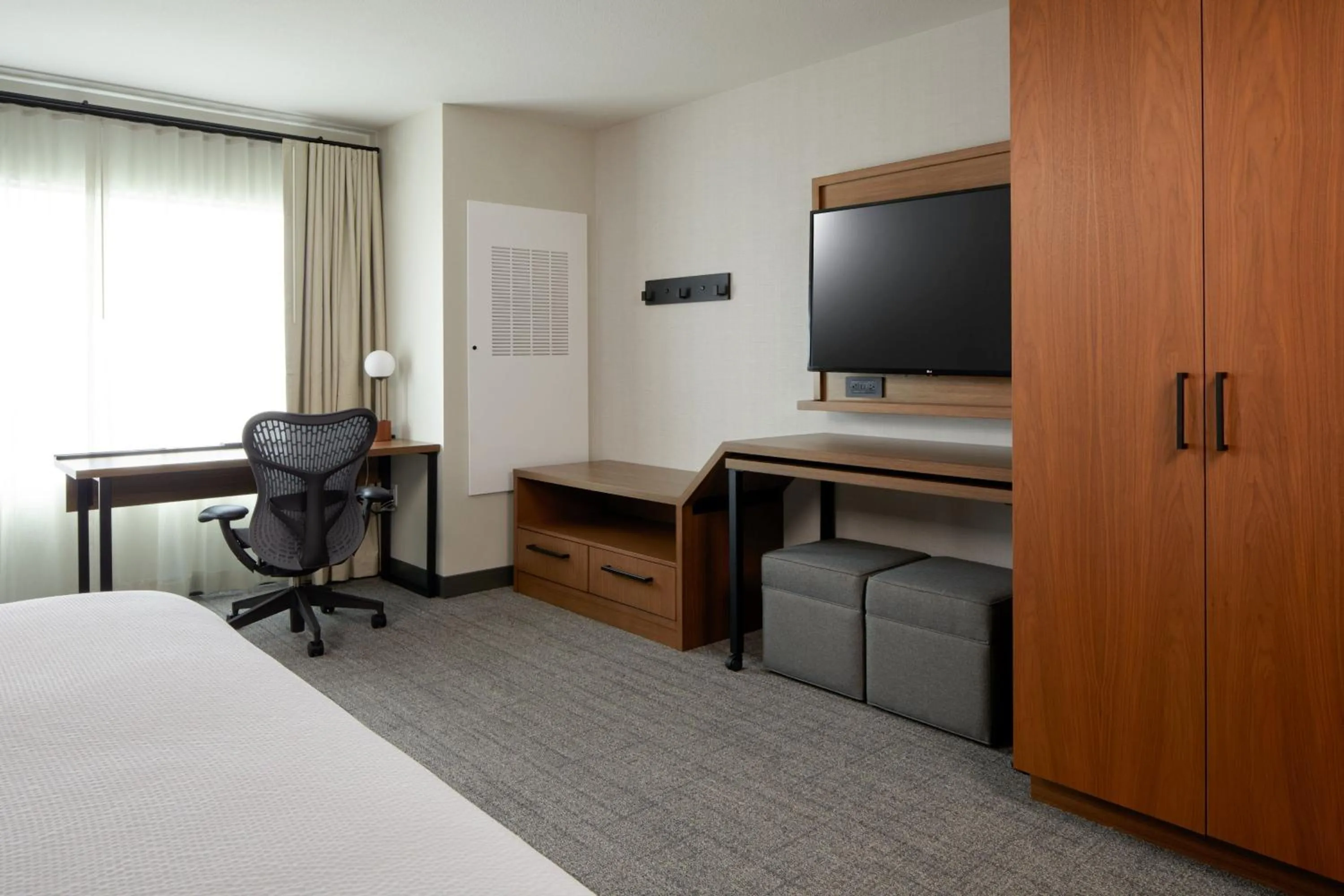Photo of the whole room, Bed in Residence Inn by Marriott San Francisco Airport Millbrae Station