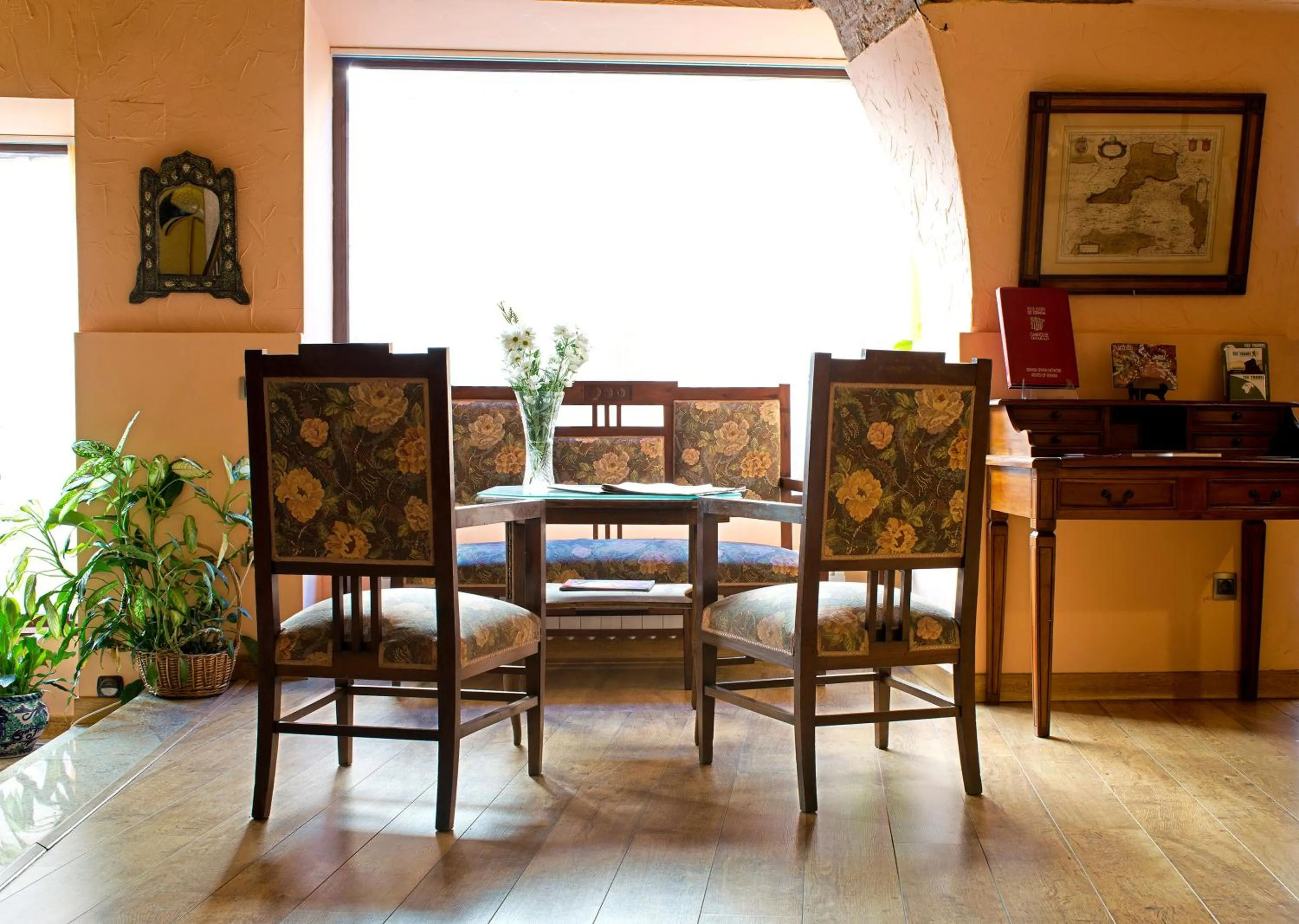 Communal lounge/ TV room in Hotel Don Carlos Cáceres