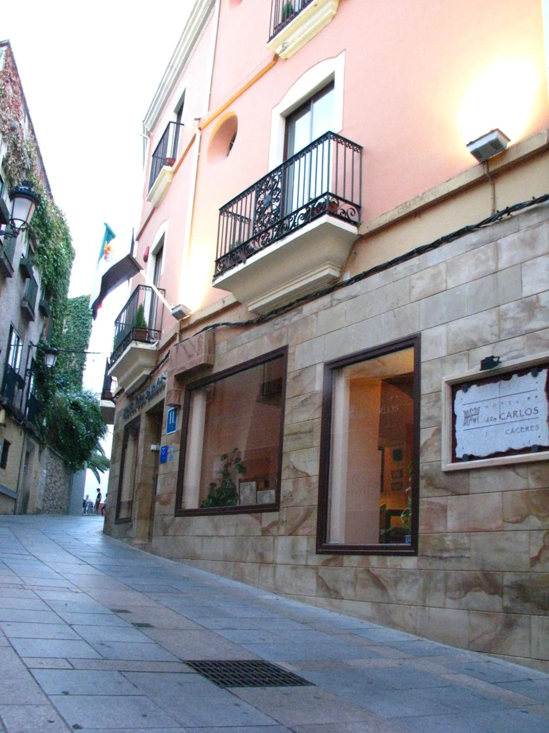 Facade/entrance in Hotel Don Carlos Cáceres