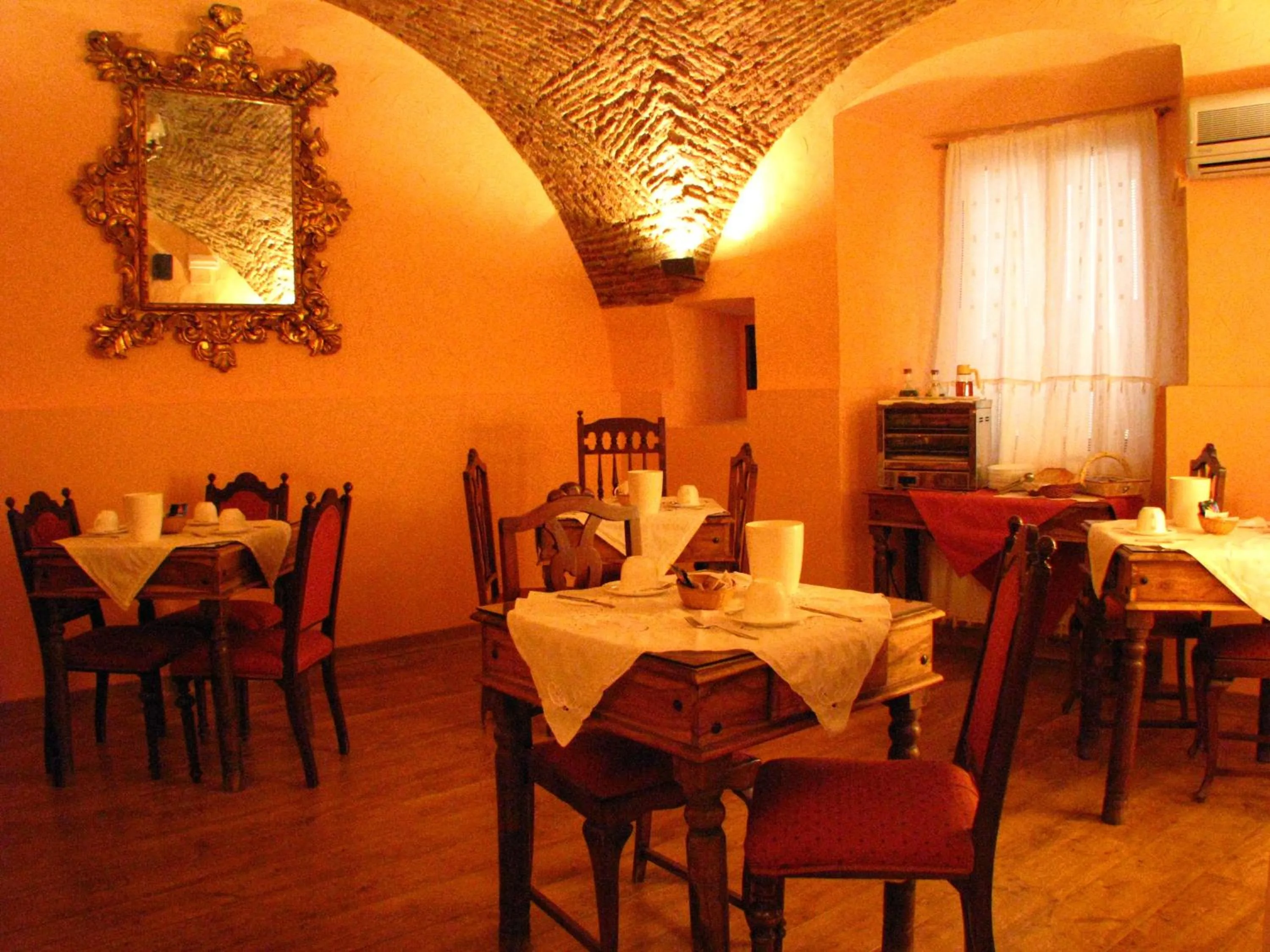 Restaurant/places to eat in Hotel Don Carlos Cáceres