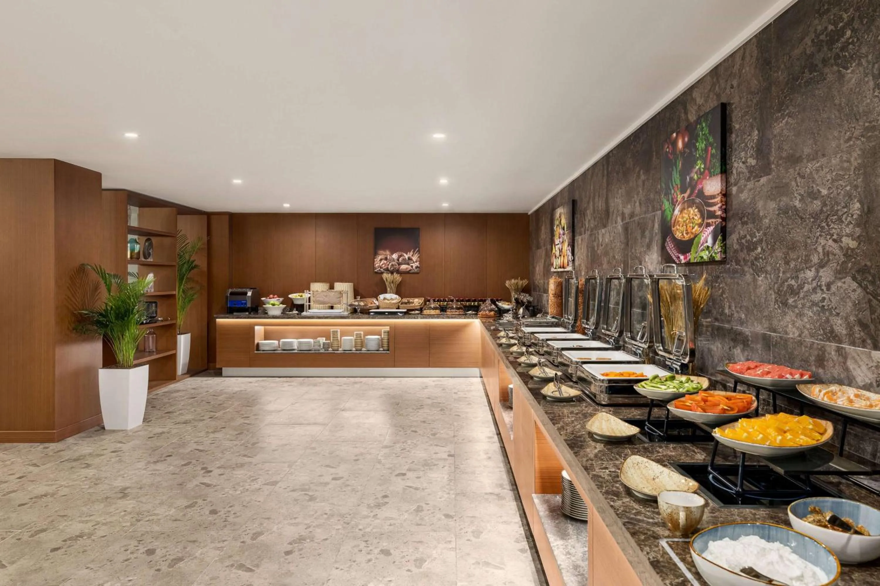 Restaurant/places to eat in Wyndham Garden Baku