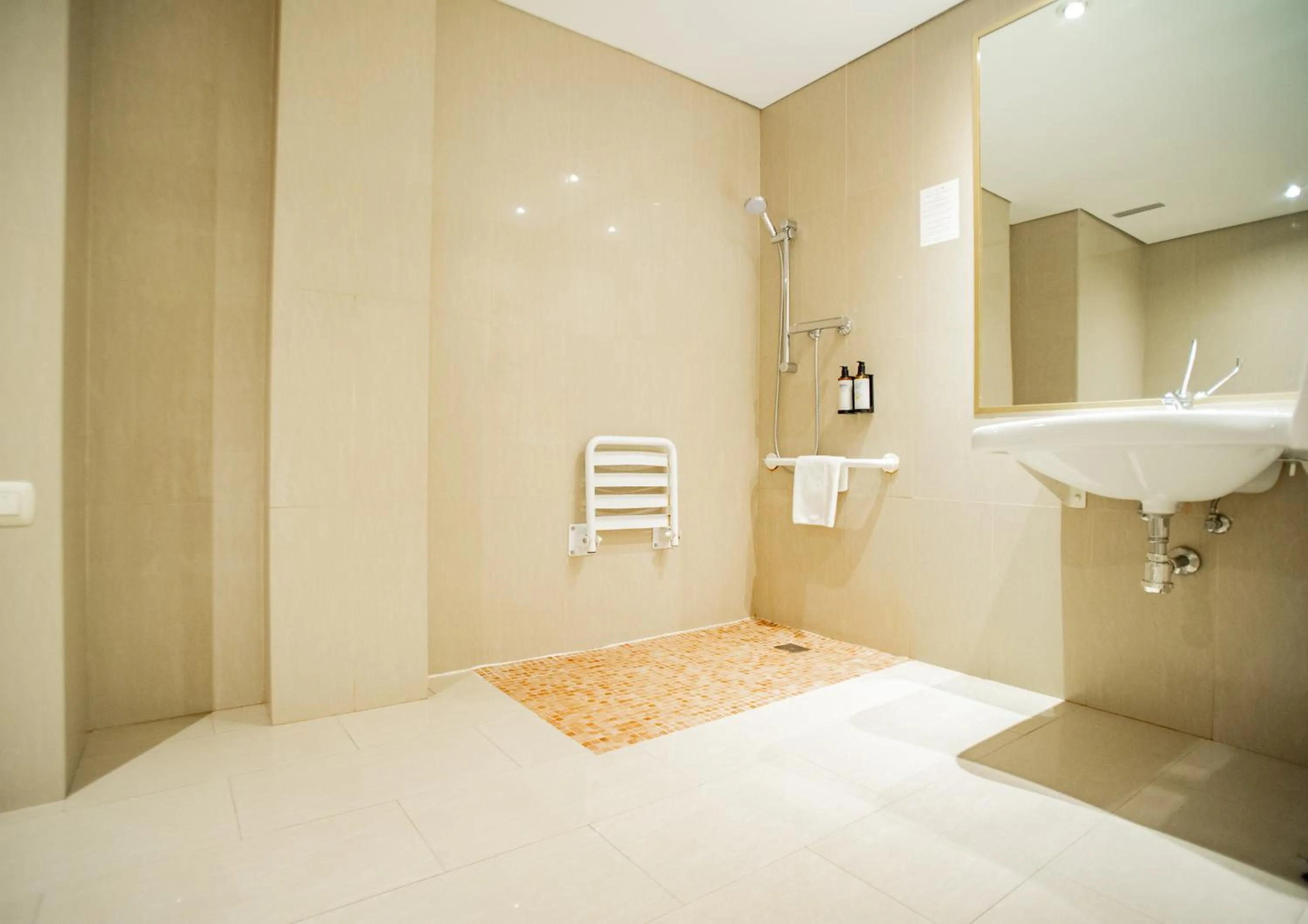 Shower in AZZ Mérida Medea Hotel