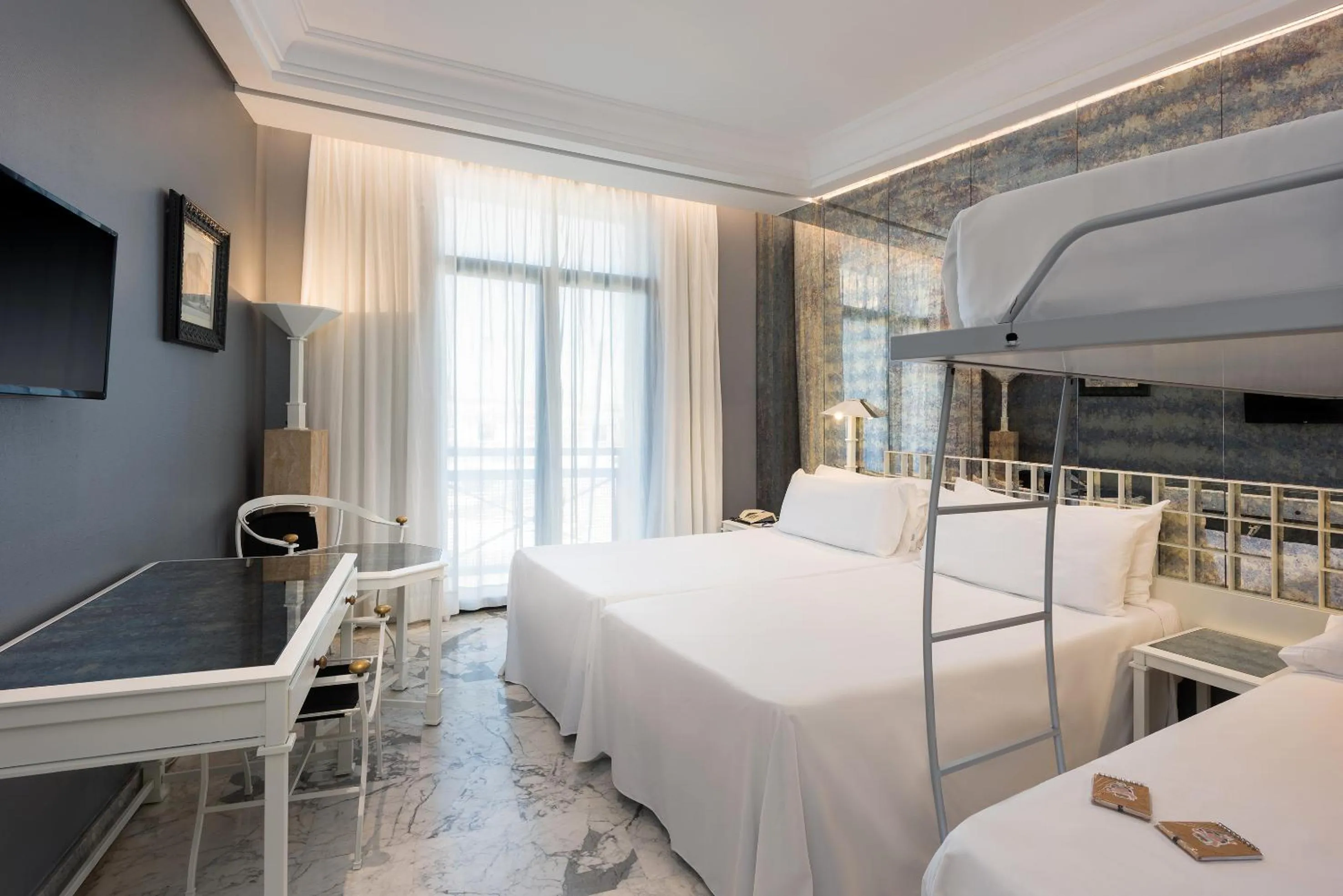 Photo of the whole room, Bed in AZZ Mérida Medea Hotel