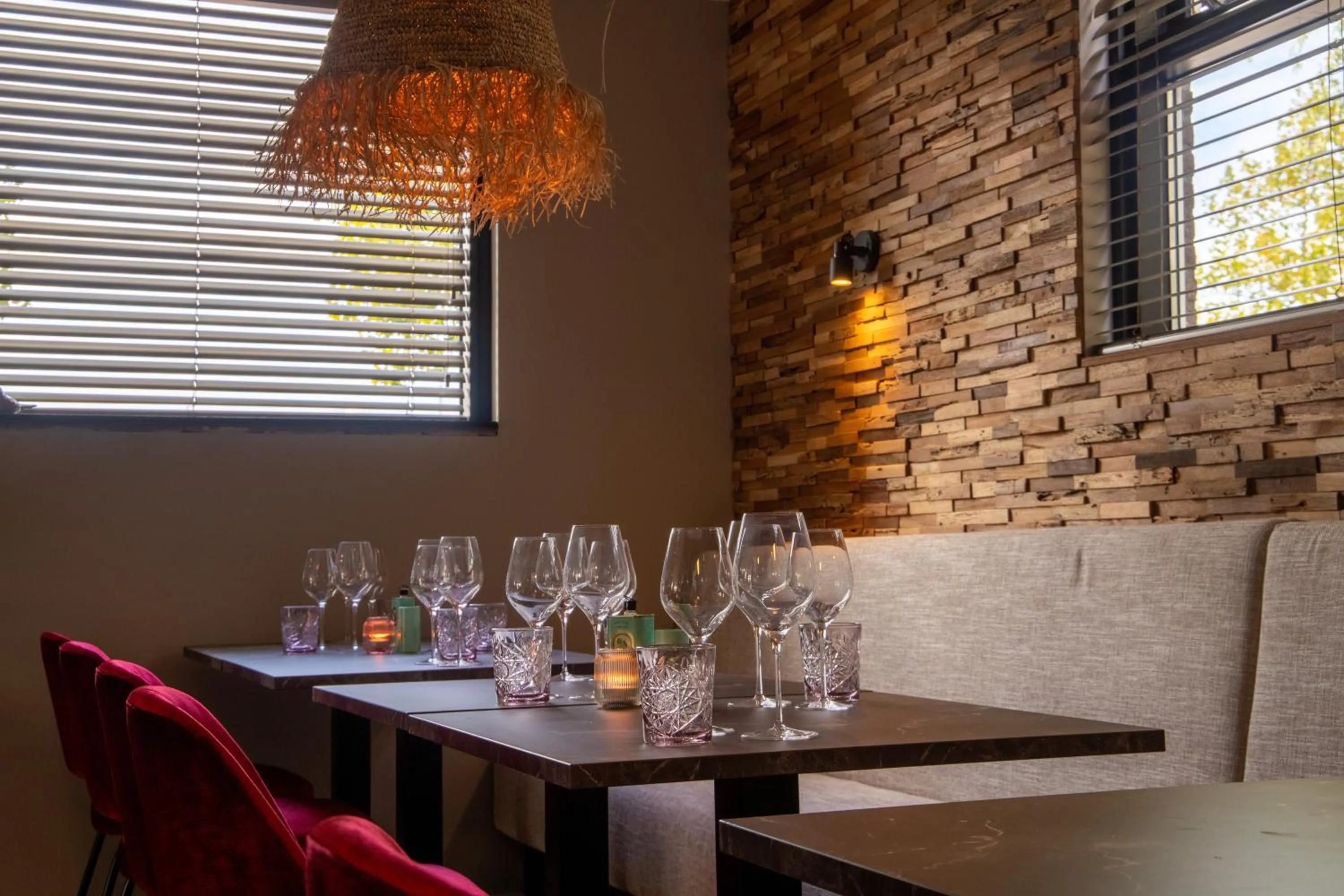 Restaurant/places to eat in Hotel Four