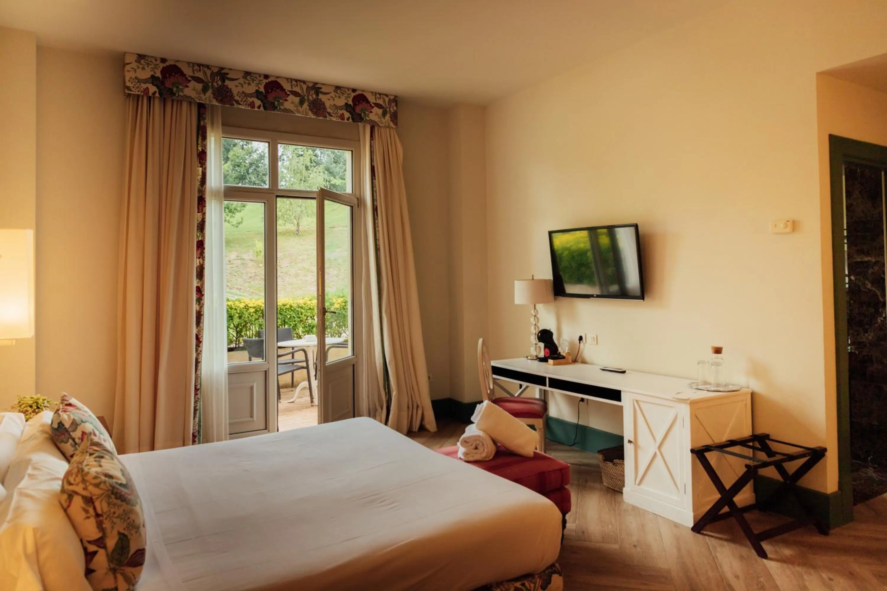 Photo of the whole room, Bed in Hotel Palacio Urgoiti