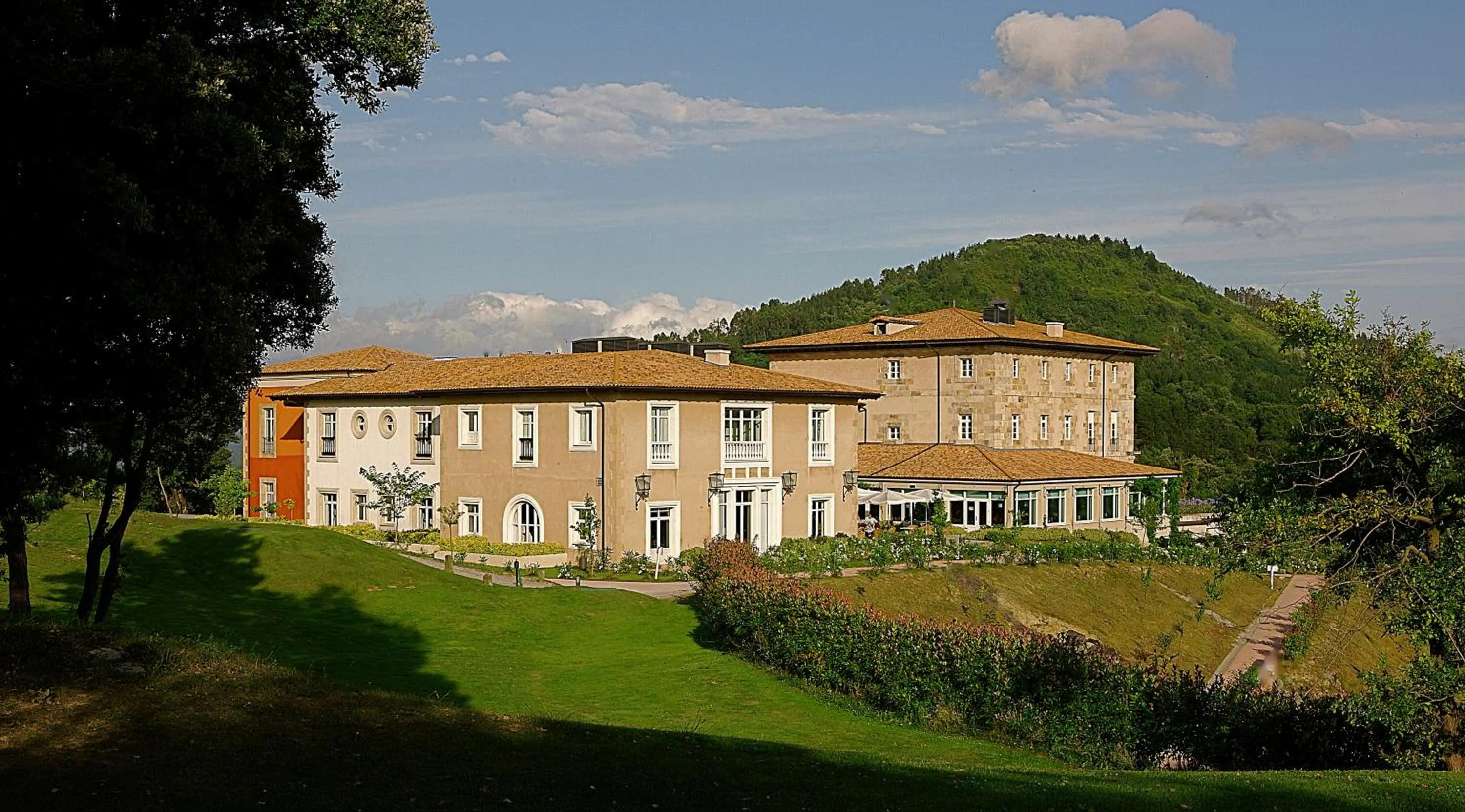 Property building in Hotel Palacio Urgoiti