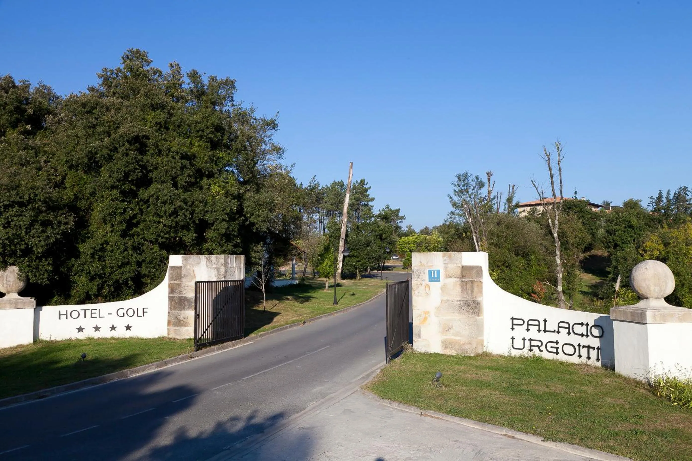 Facade/entrance in Hotel Palacio Urgoiti