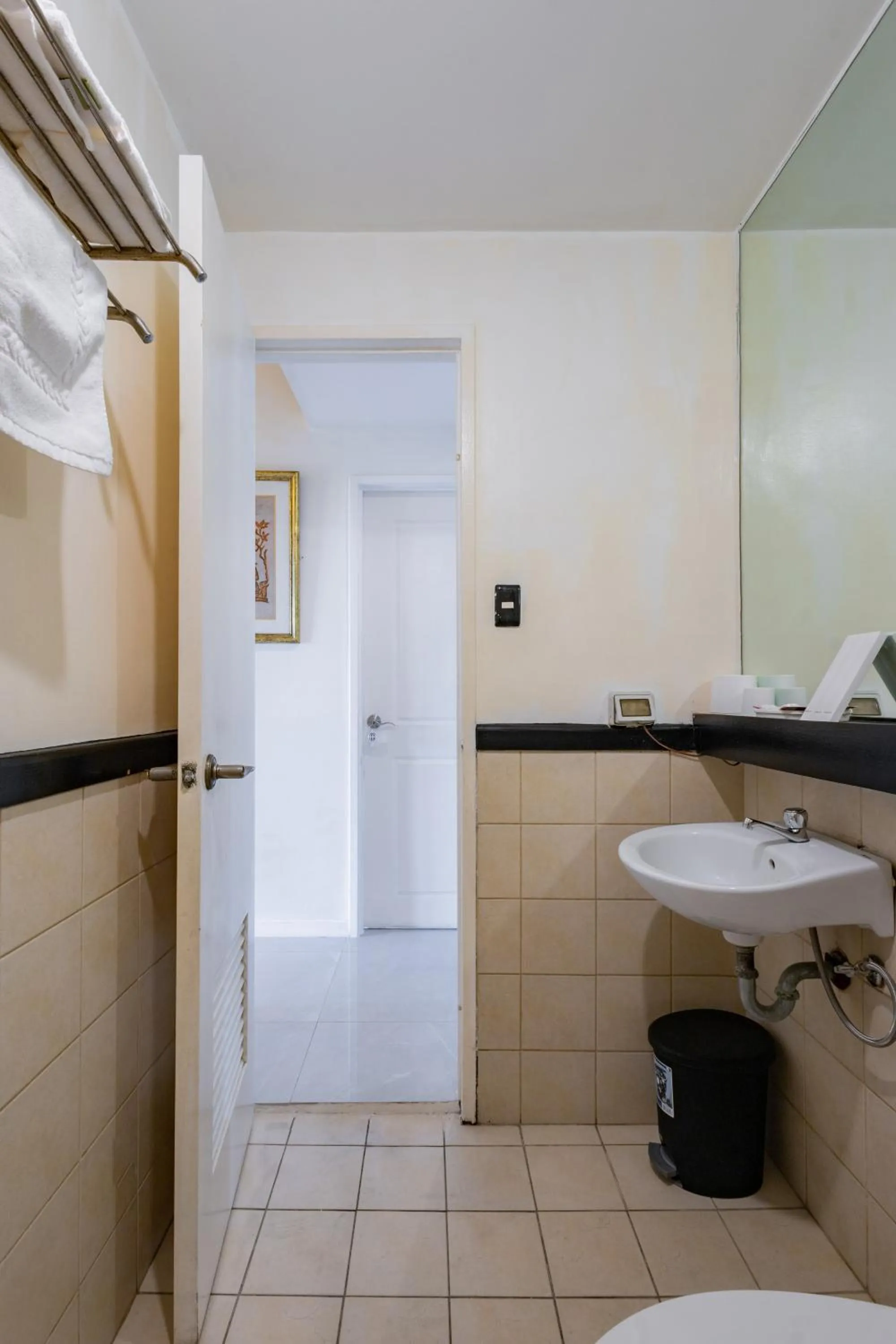 Bathroom in Spacious Penthouse Near NAIA with 24-7 Convenience