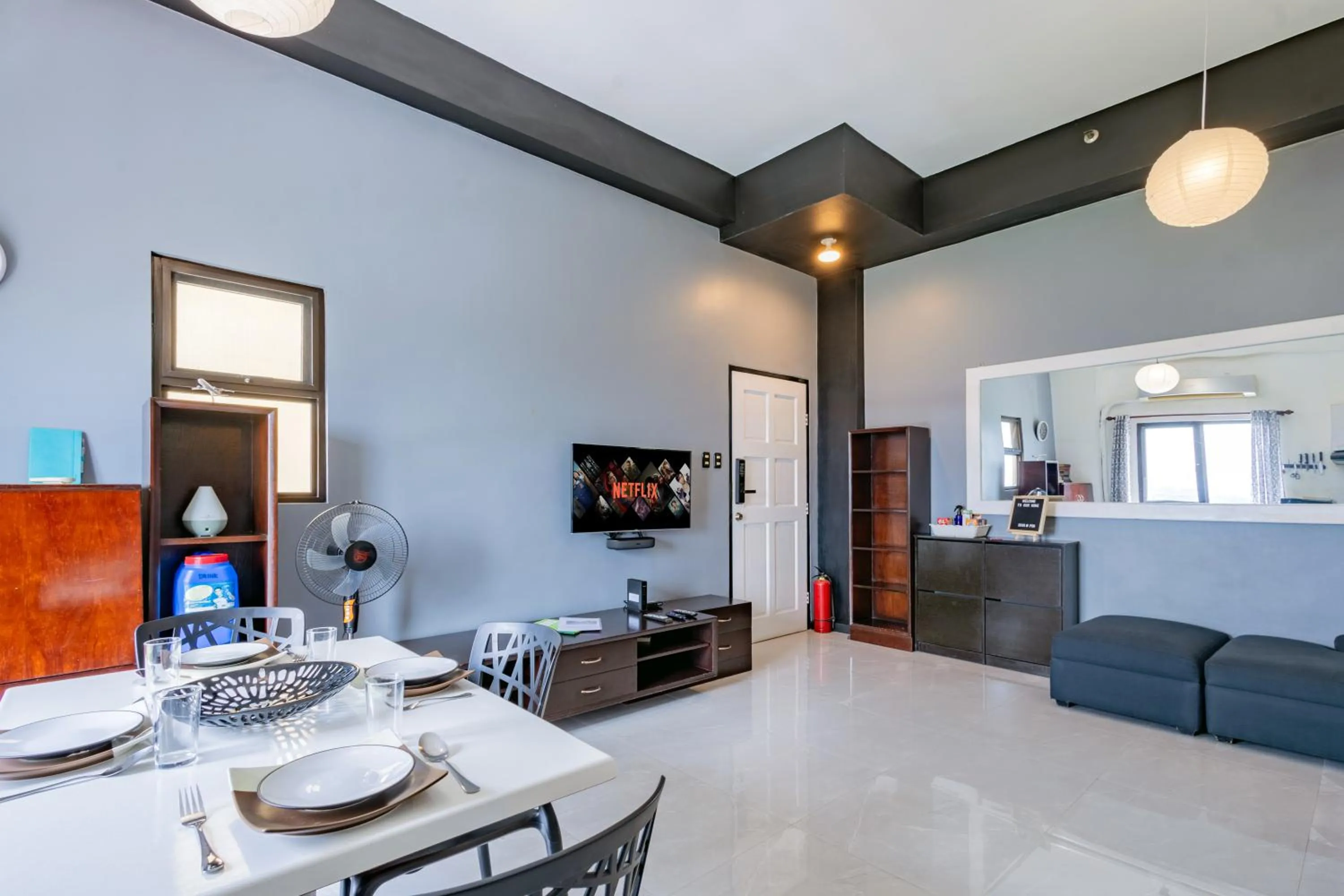 TV and multimedia in Spacious Penthouse Near NAIA with 24-7 Convenience