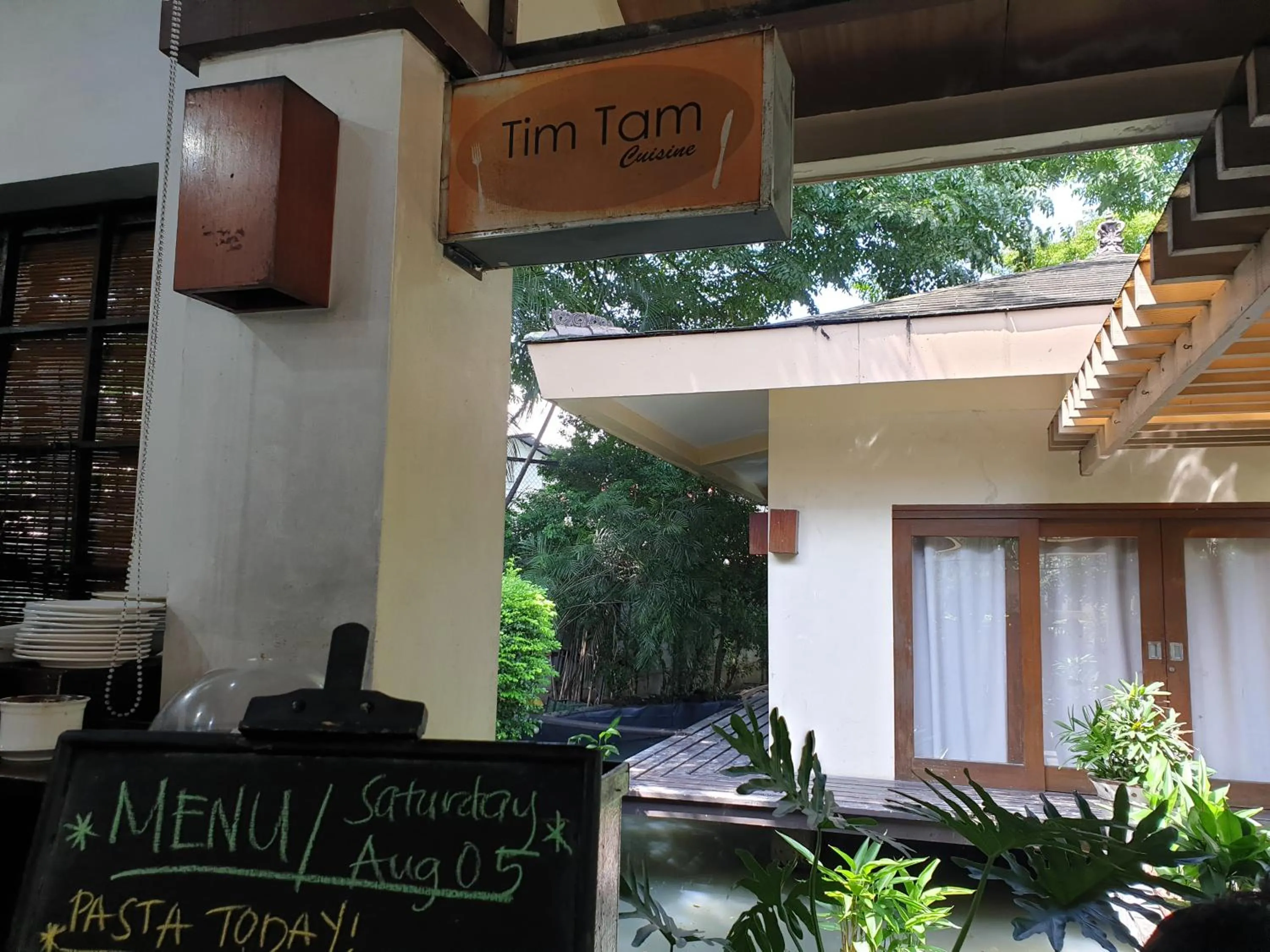 Restaurant/places to eat in Spacious Penthouse Near NAIA with 24-7 Convenience