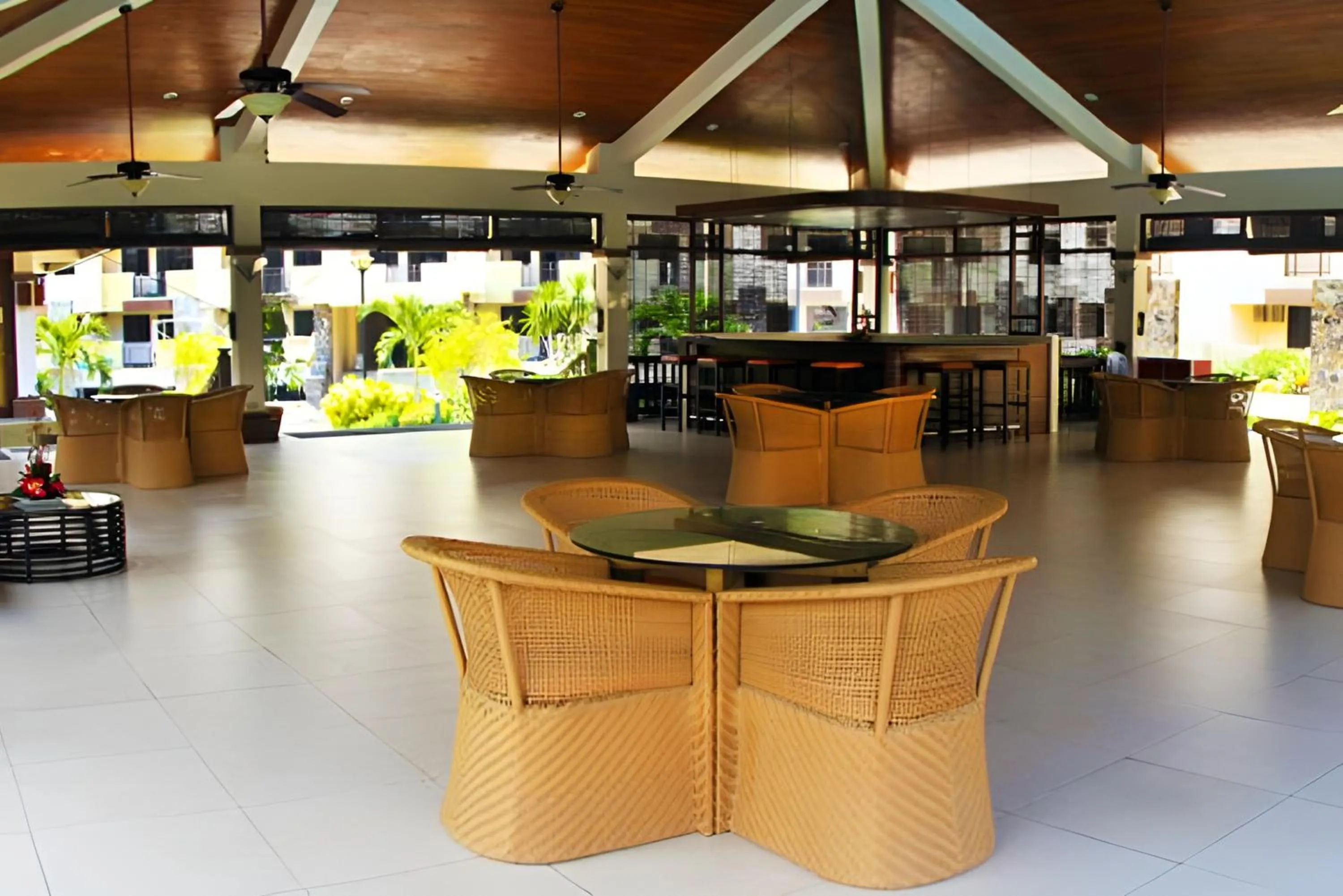 Restaurant/places to eat in Spacious Penthouse Near NAIA with 24-7 Convenience