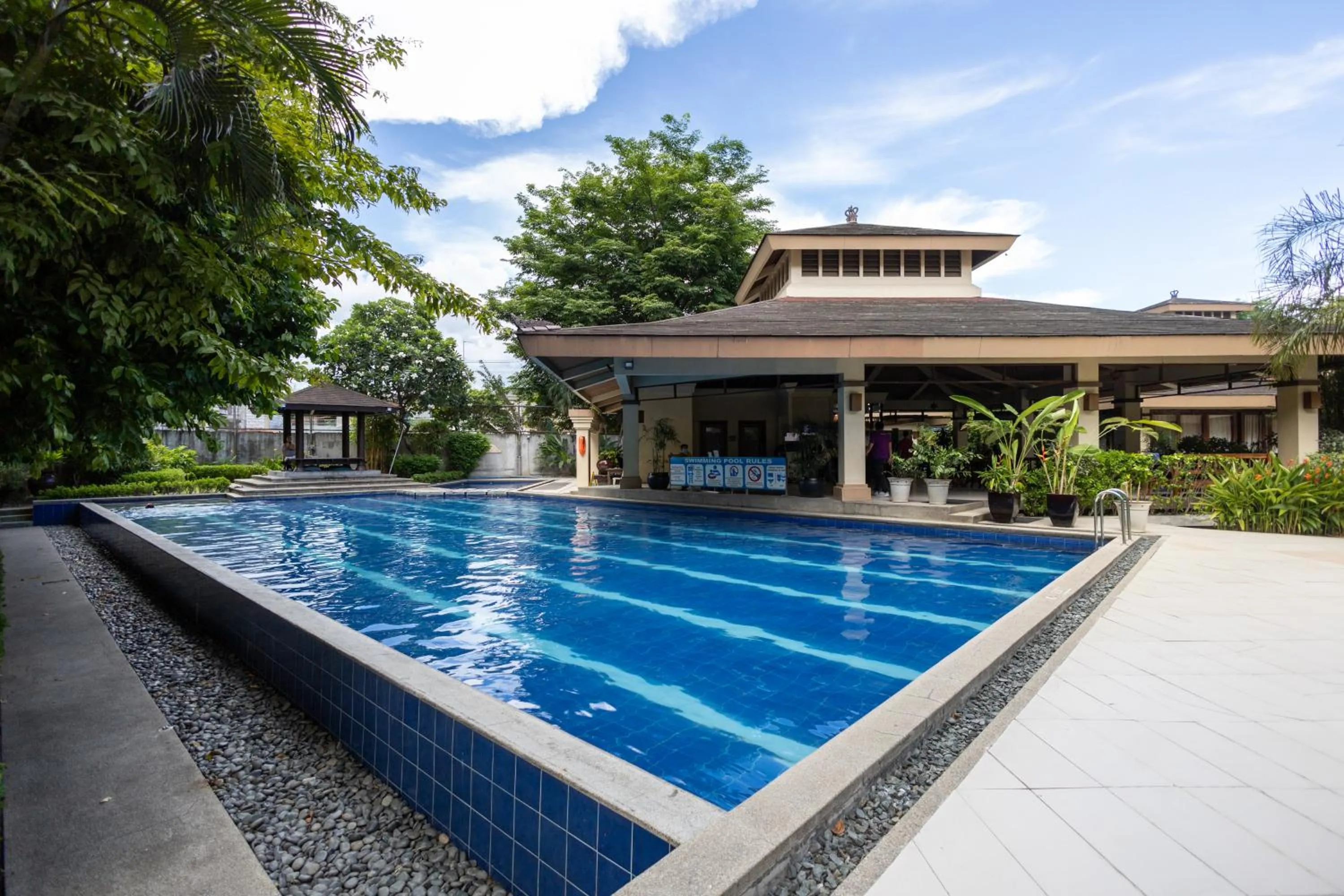 Pool view in Spacious Penthouse Near NAIA with 24-7 Convenience